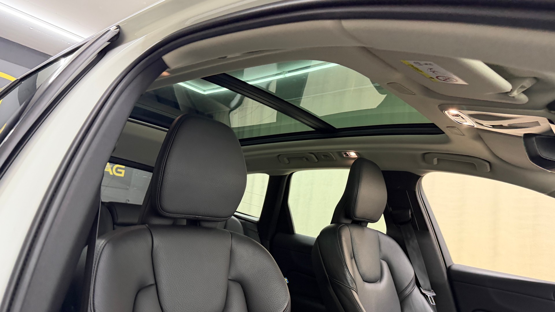 VOLVO XC60 T8 eAWD Momentum Geartronic-image-10