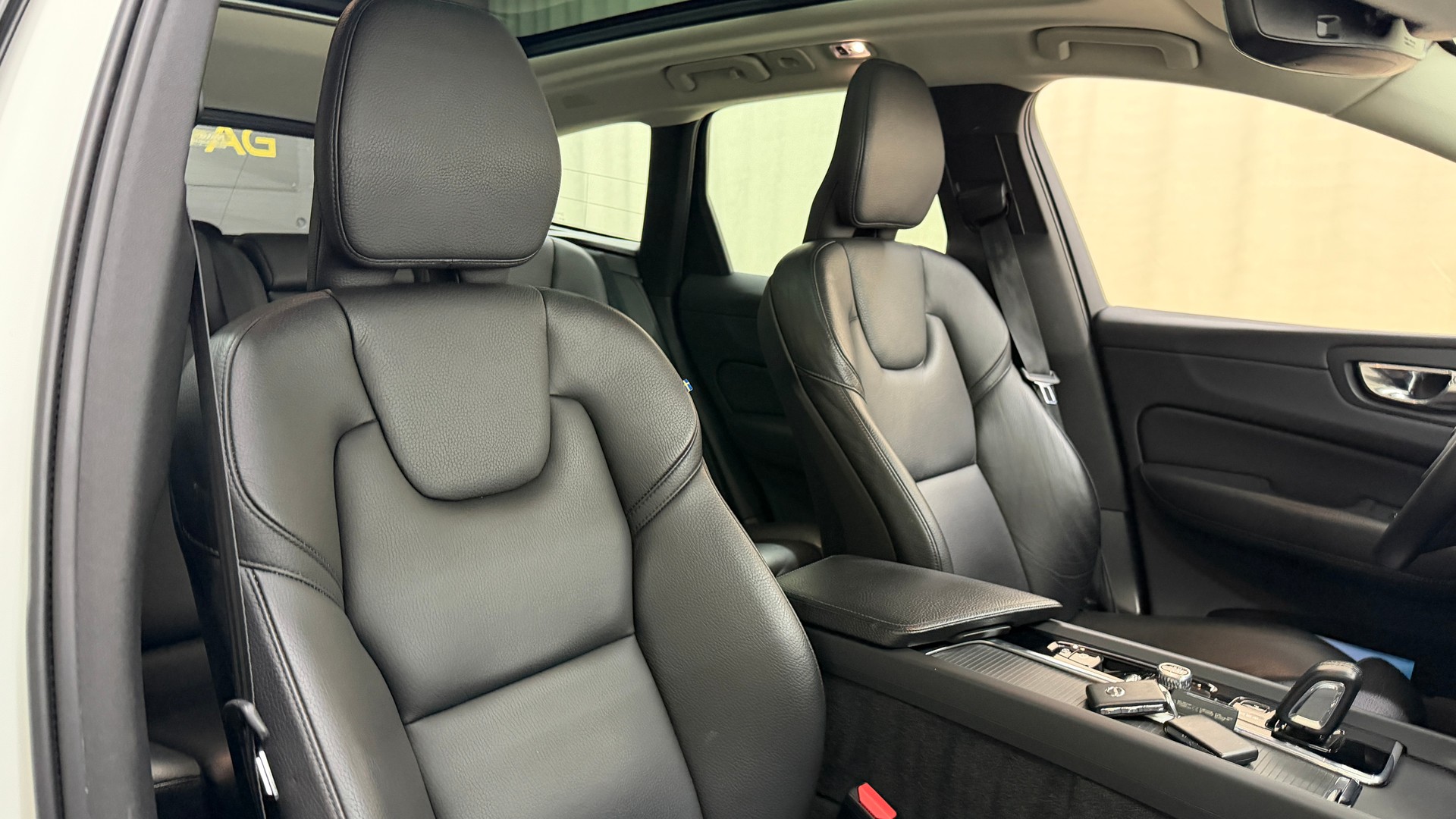 VOLVO XC60 T8 eAWD Momentum Geartronic-image-11
