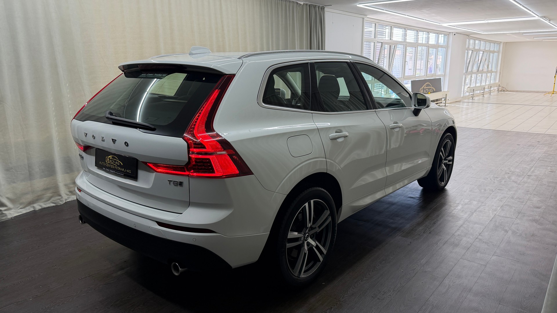 VOLVO XC60 T8 eAWD Momentum Geartronic-image-3