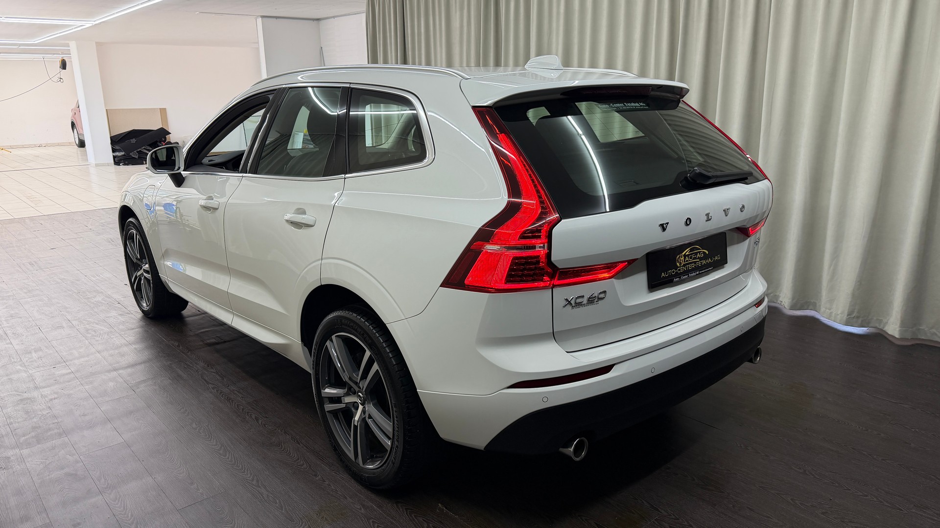 VOLVO XC60 T8 eAWD Momentum Geartronic-image-4