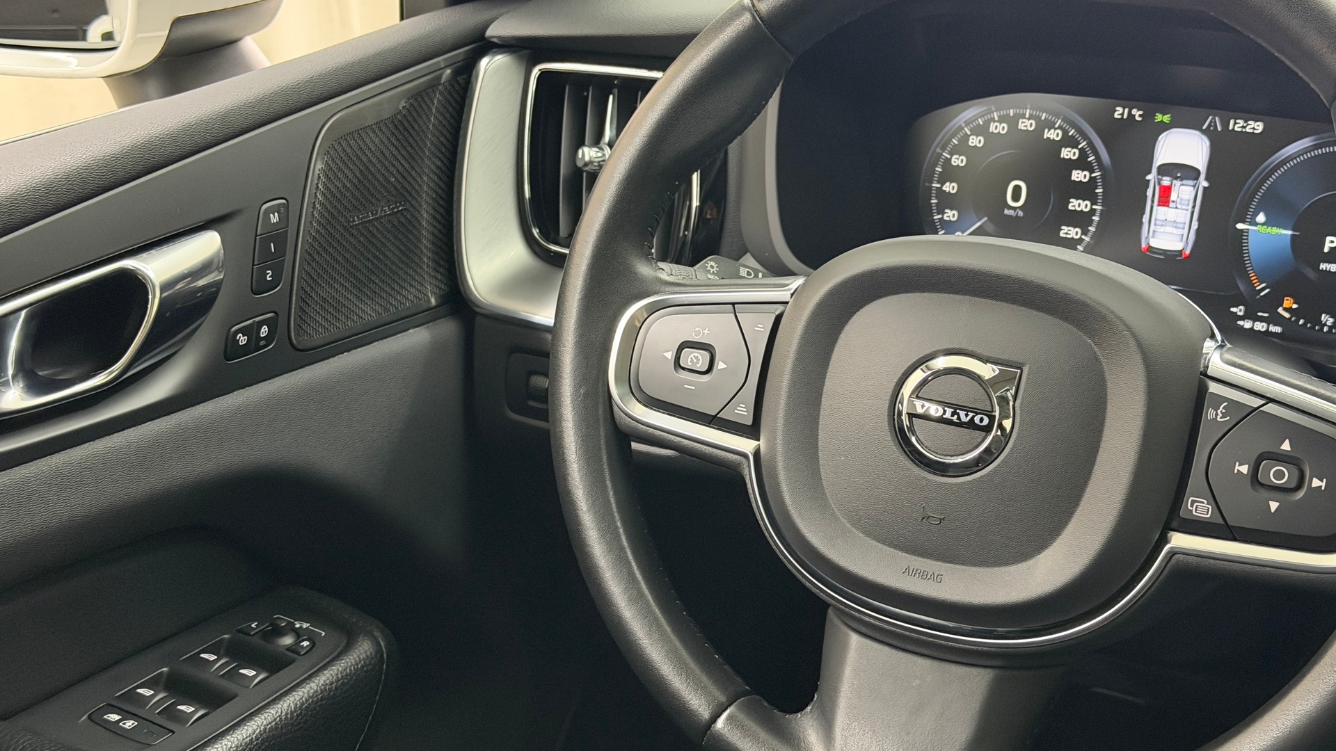VOLVO XC60 T8 eAWD Momentum Geartronic-image-15