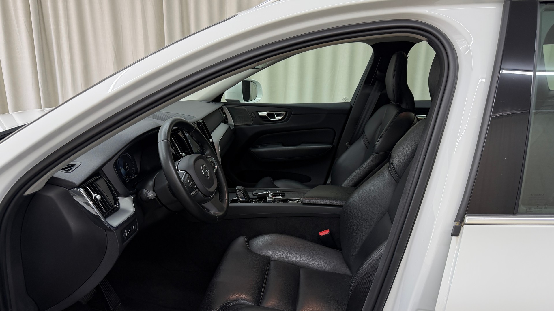VOLVO XC60 T8 eAWD Momentum Geartronic-image-5