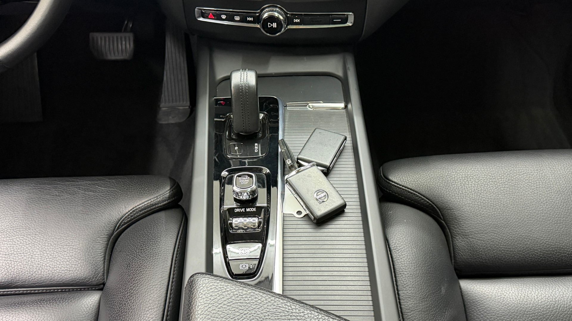 VOLVO XC60 T8 eAWD Momentum Geartronic-image-13