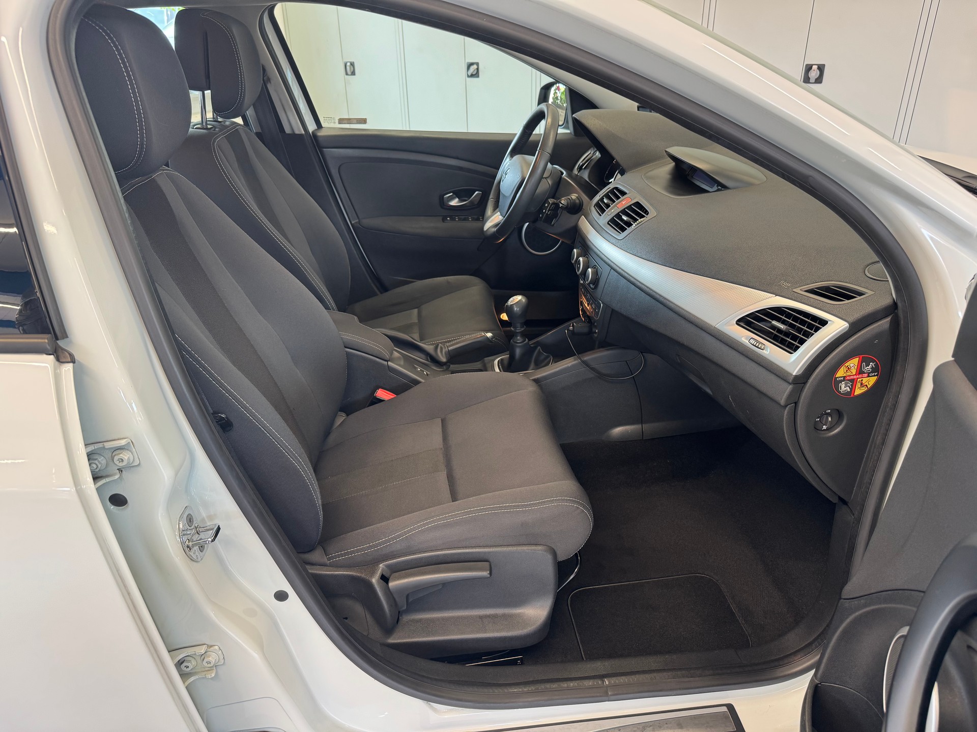 RENAULT Mégane 1.6 16V Dynamique-image-9