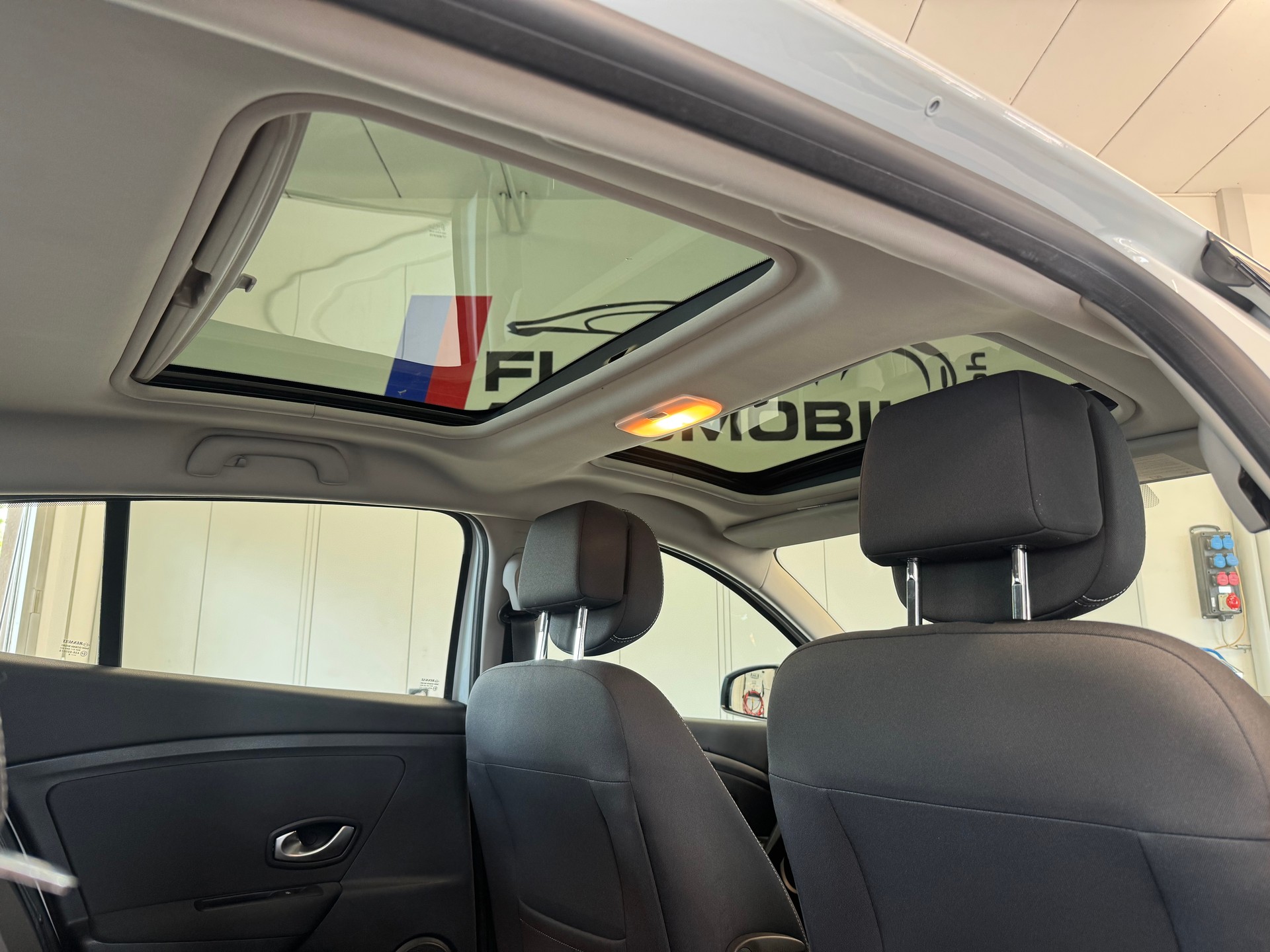 RENAULT Mégane 1.6 16V Dynamique-image-12