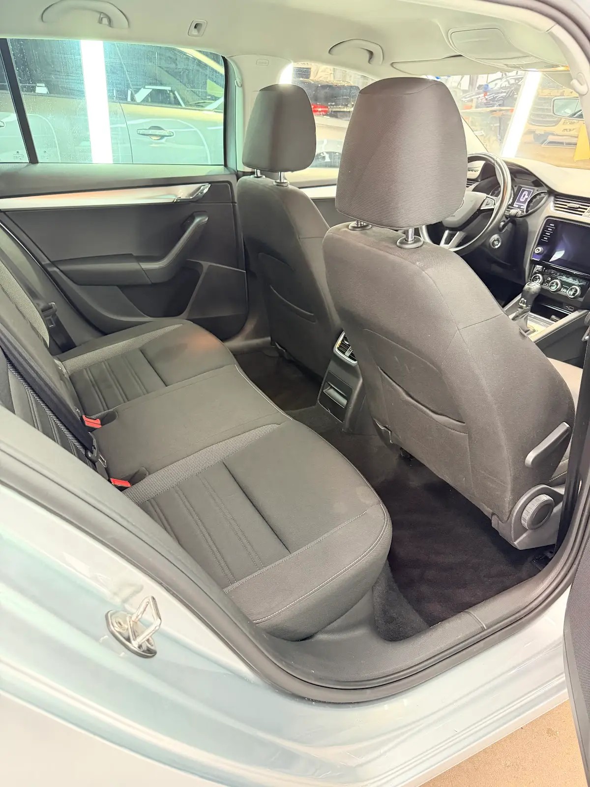 SKODA Octavia Combi 1.6 TDI Clever DSG-image-8