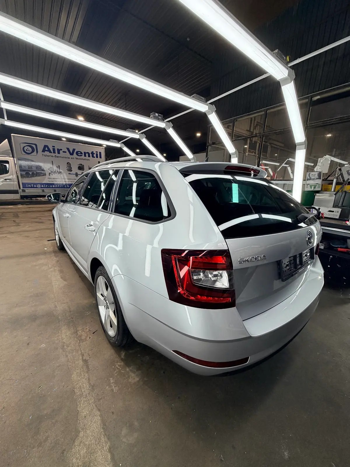 SKODA Octavia Combi 1.6 TDI Clever DSG-image-3