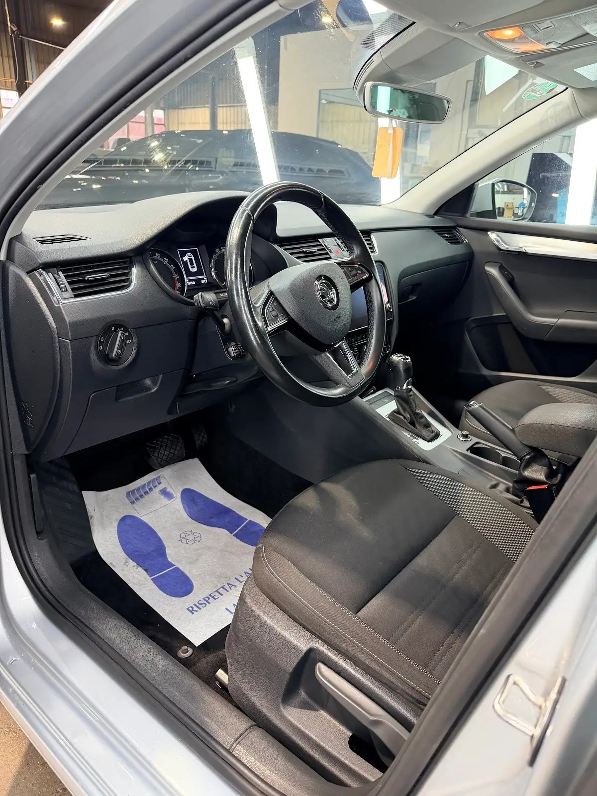 SKODA Octavia Combi 1.6 TDI Clever DSG-image-5