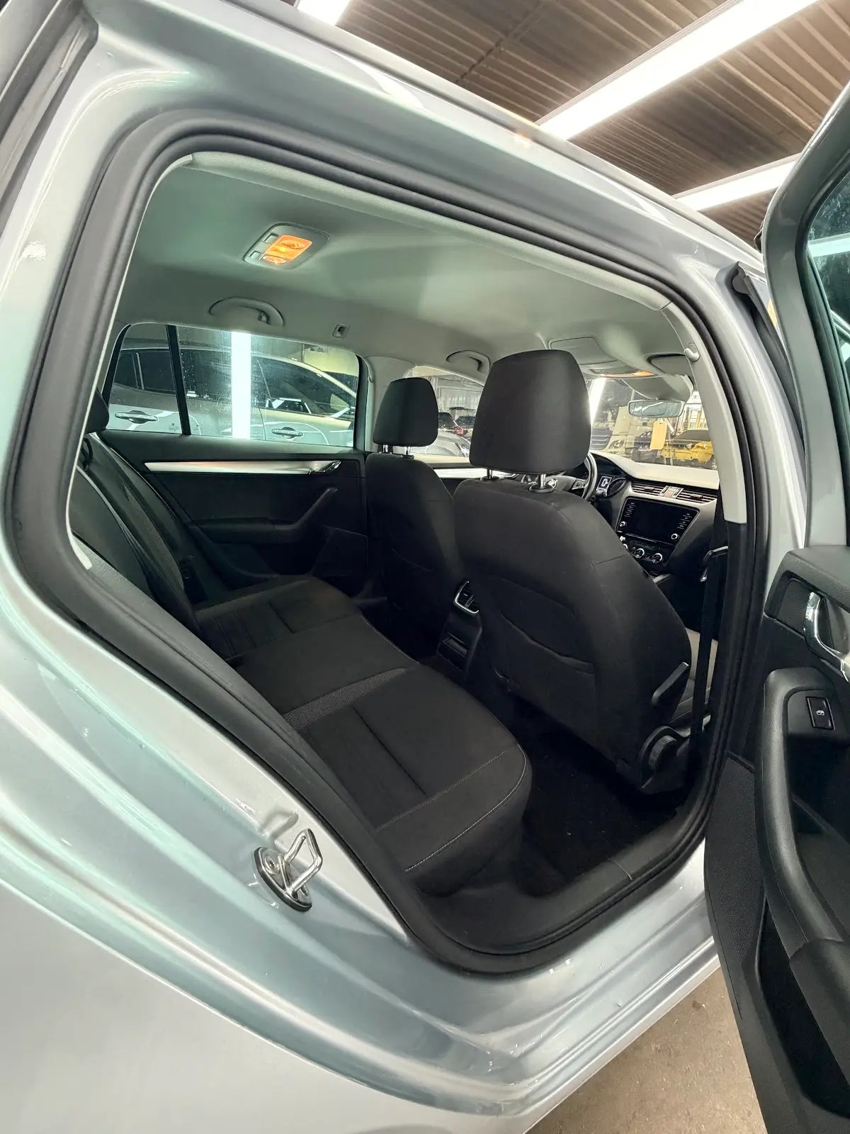 SKODA Octavia Combi 1.6 TDI Clever DSG-image-9