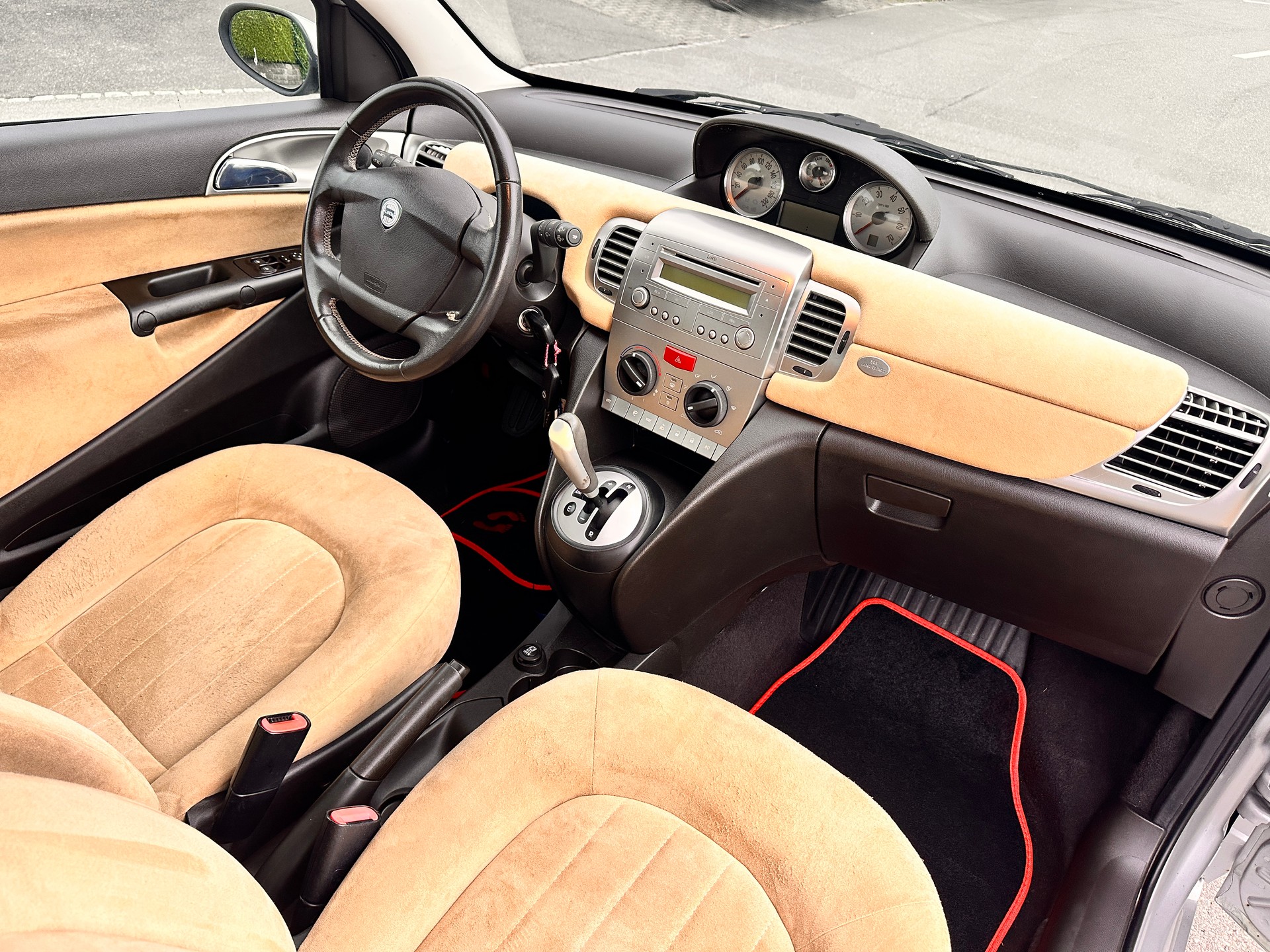 LANCIA Ypsilon 1.4 16V Platino-image-1