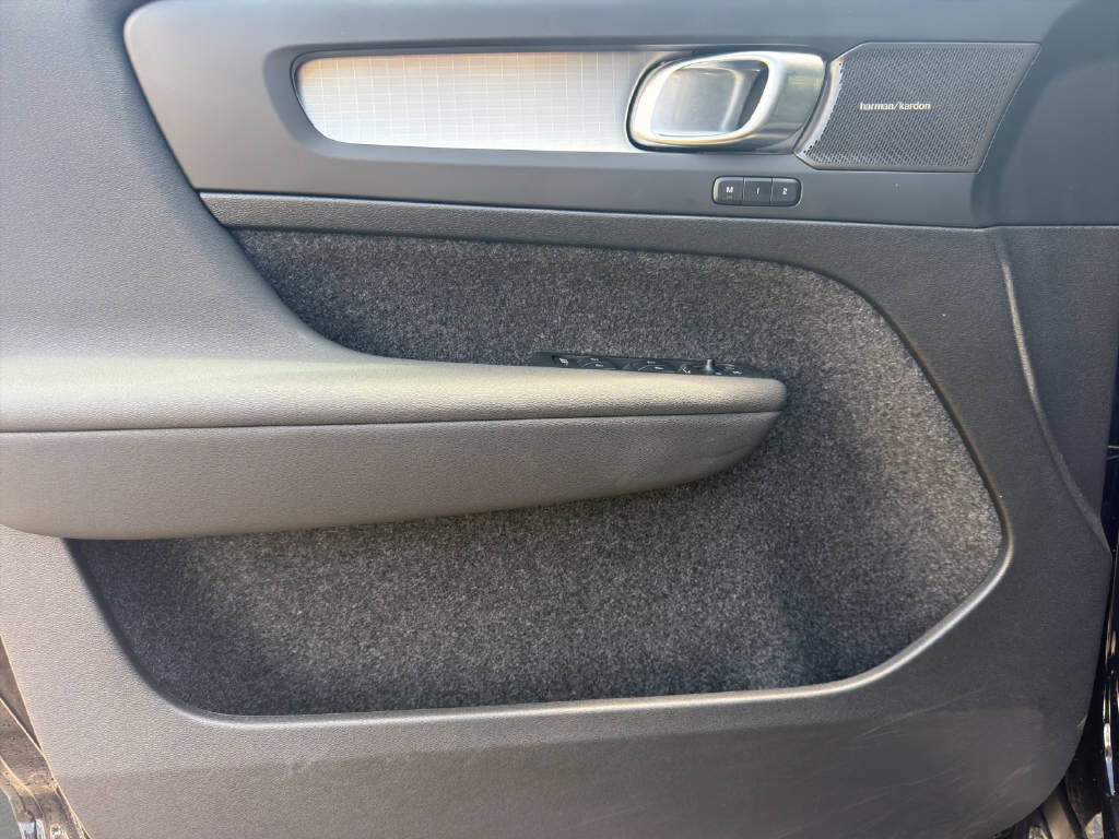 VOLVO XC40 2.0 B3 MH Plus Dark-image-6