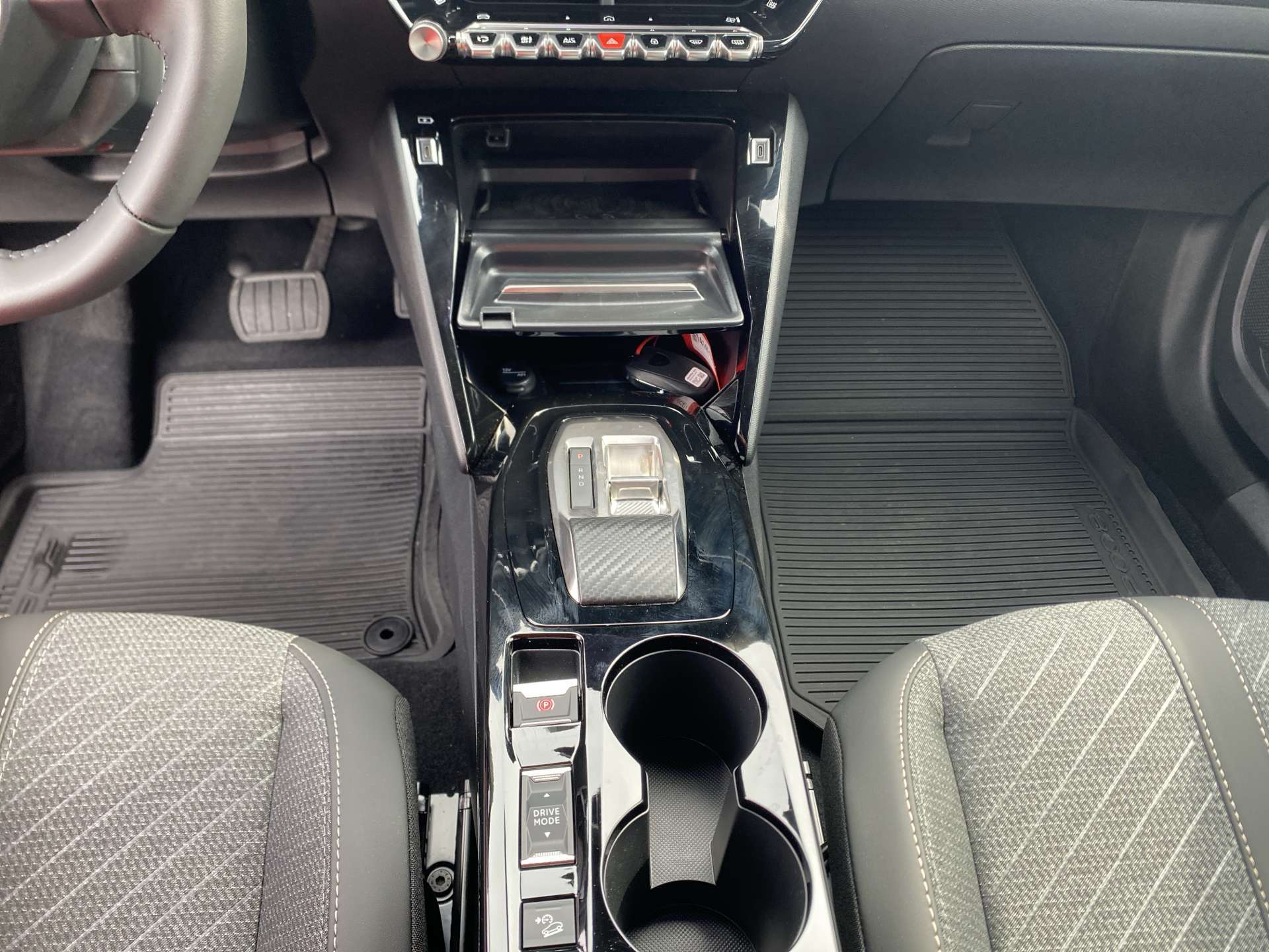 PEUGEOT 2008 1.2 145 MHEV Allure Automat-image-11