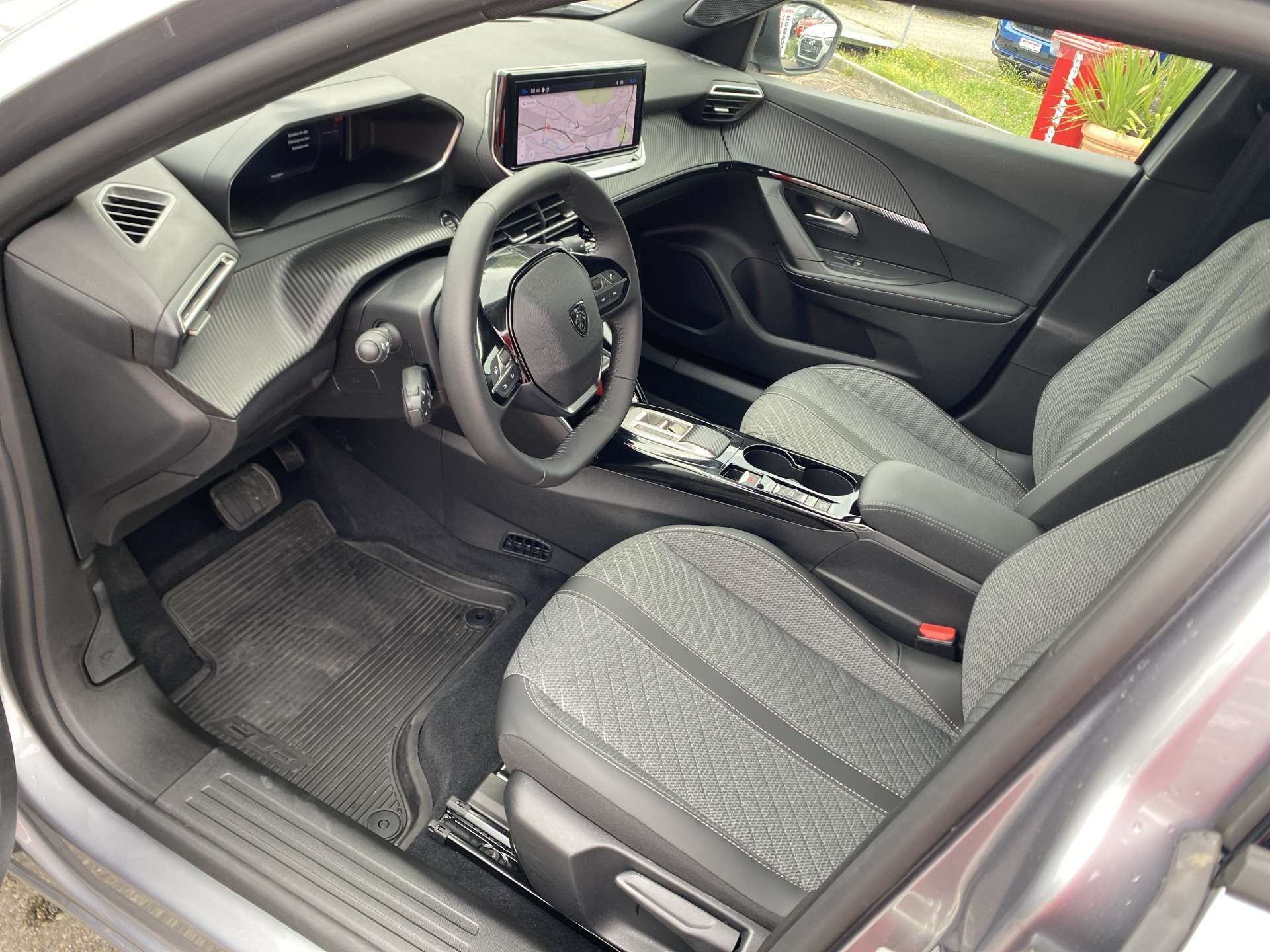 PEUGEOT 2008 1.2 145 MHEV Allure Automat-image-5