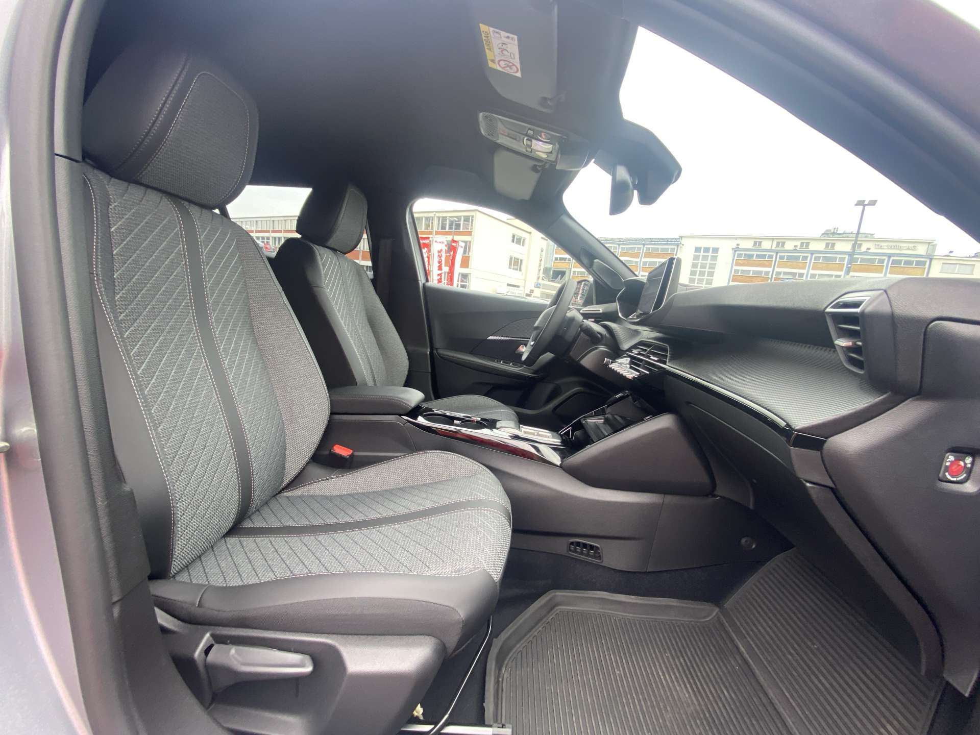 PEUGEOT 2008 1.2 145 MHEV Allure Automat-image-12