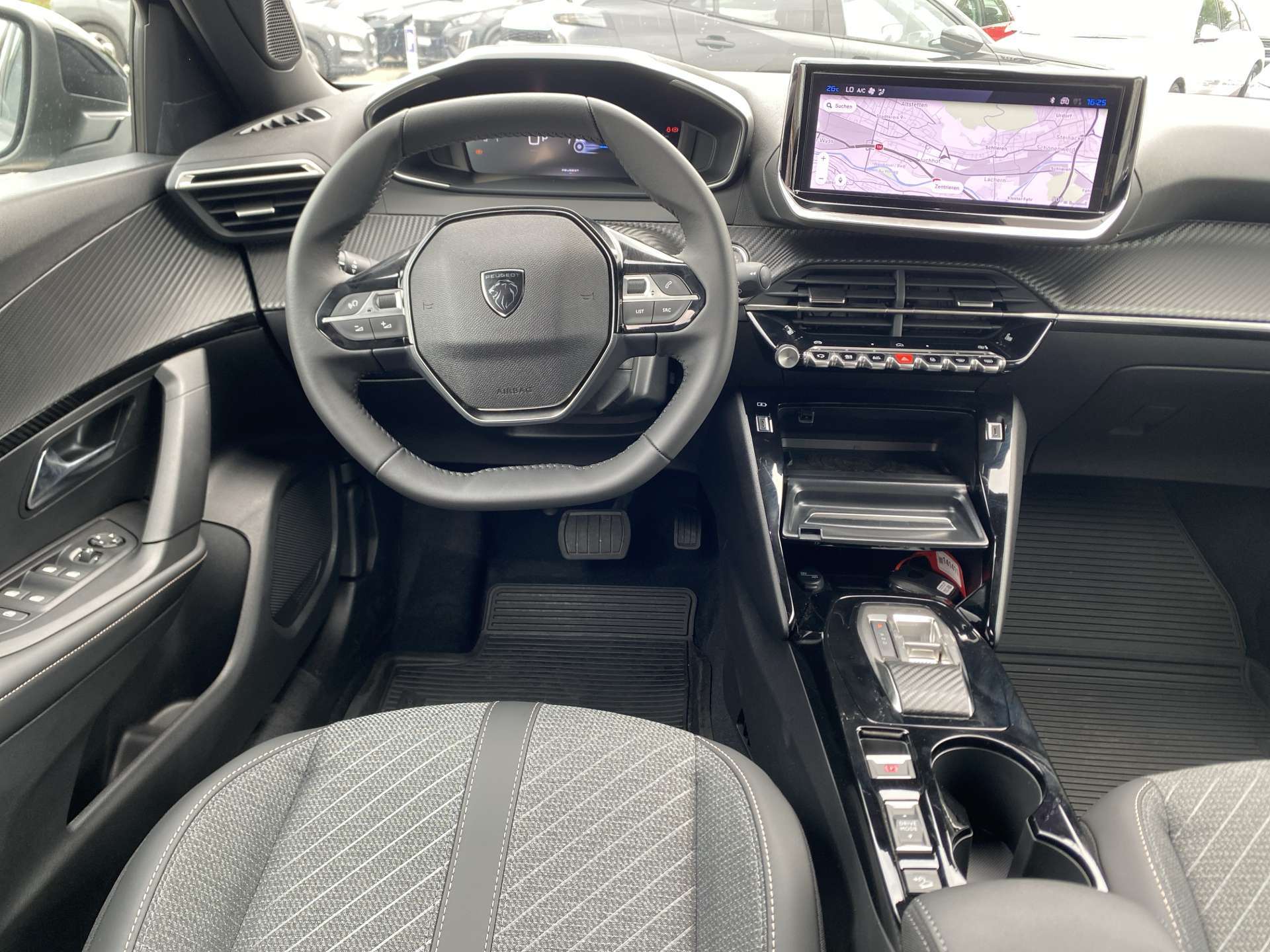 PEUGEOT 2008 1.2 145 MHEV Allure Automat-image-4