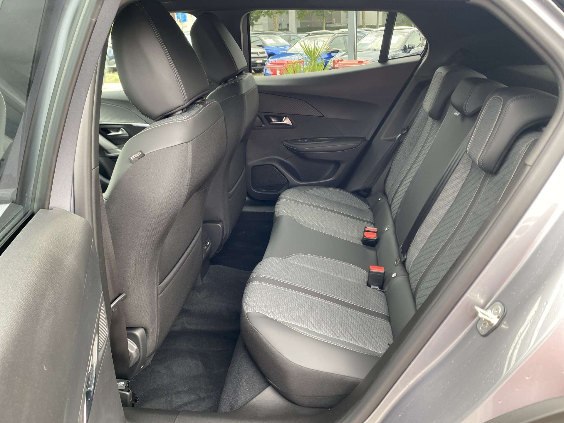 PEUGEOT 2008 1.2 145 MHEV Allure Automat-image-6