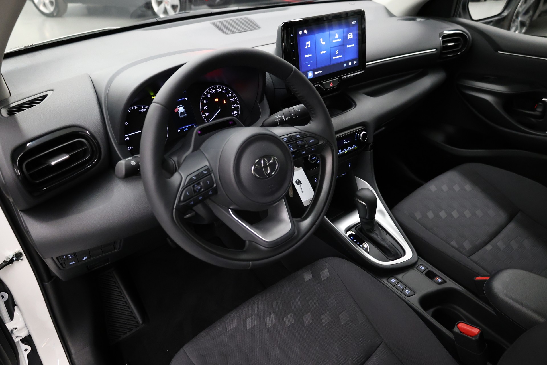 TOYOTA Yaris 1.5 Active Drive e-CVT-image-18