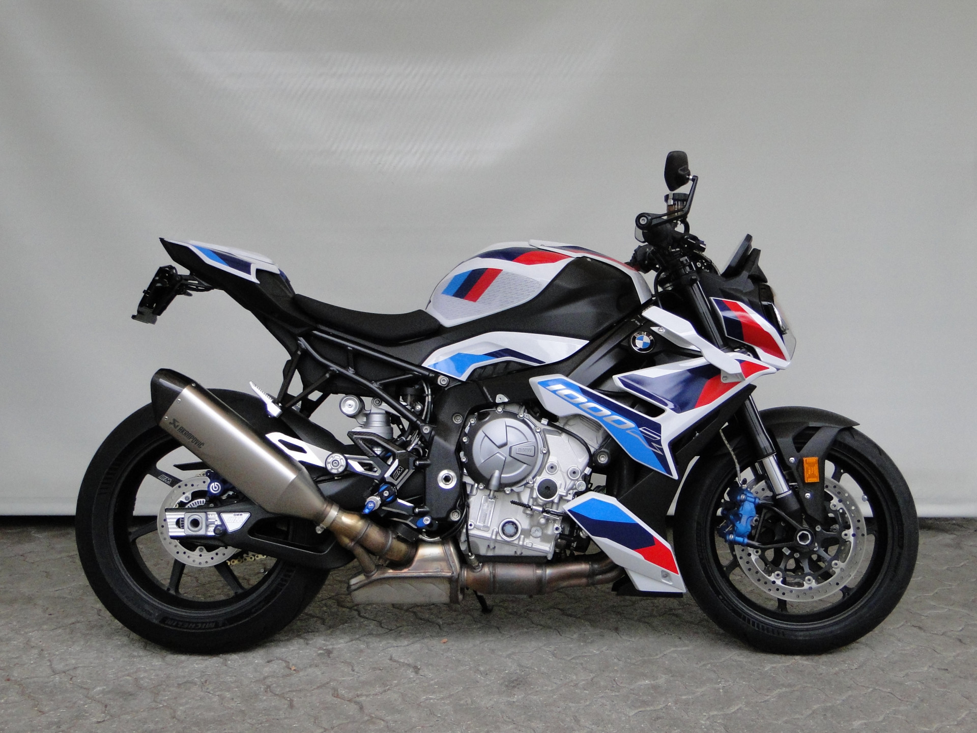 BMW M 1000 R-showroom-element-2