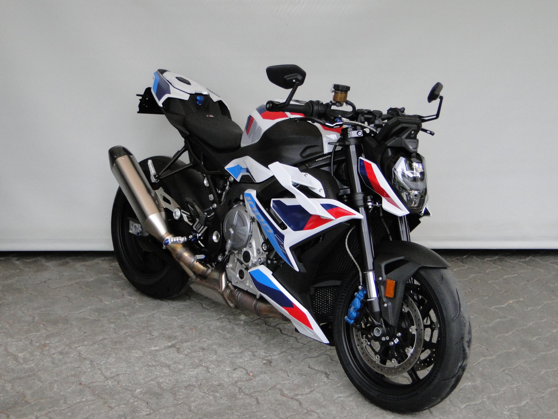 BMW M 1000 R-showroom-element-1