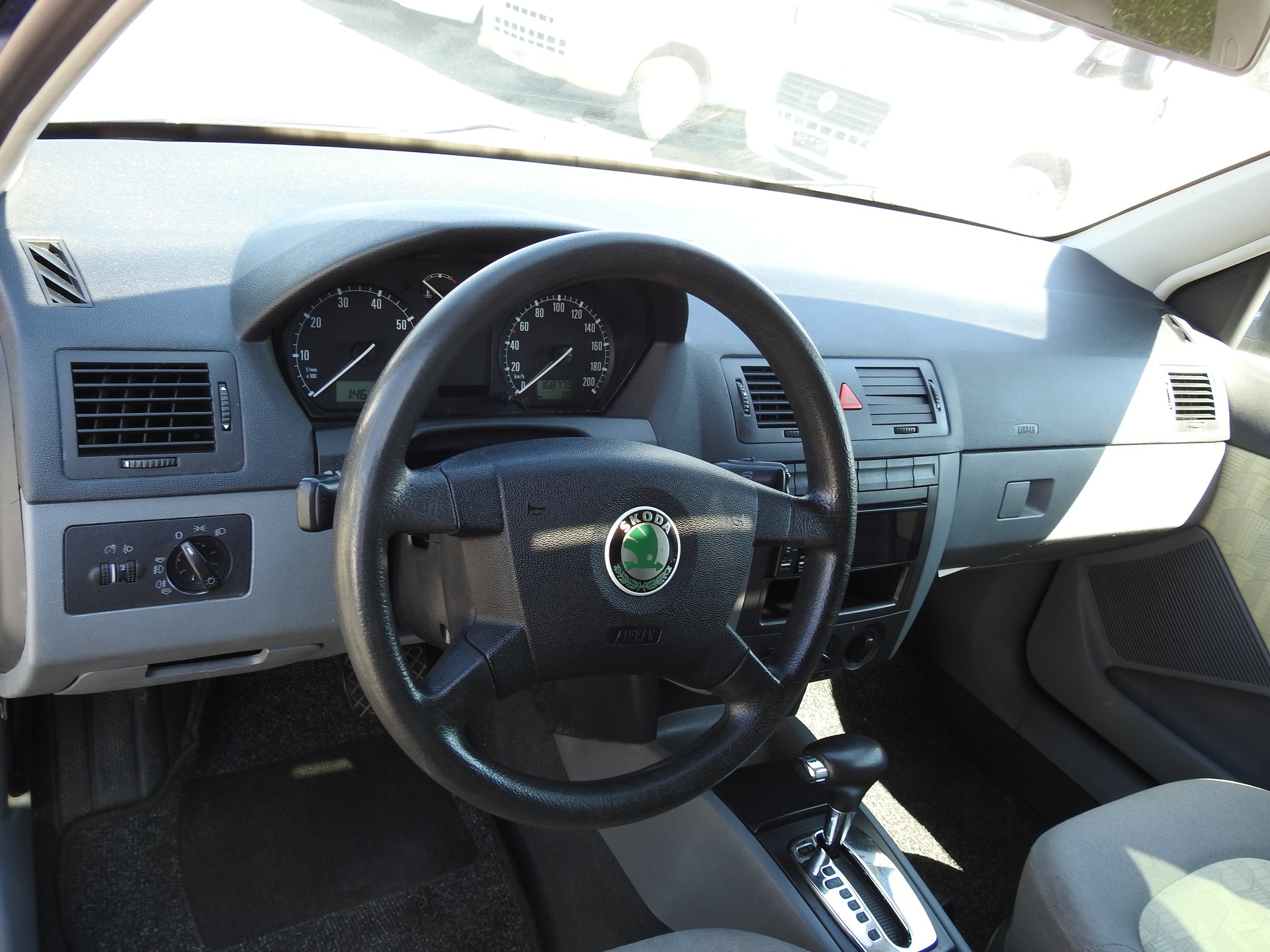 SKODA Fabia Hatchback 1.4 16V Comfort-image-11