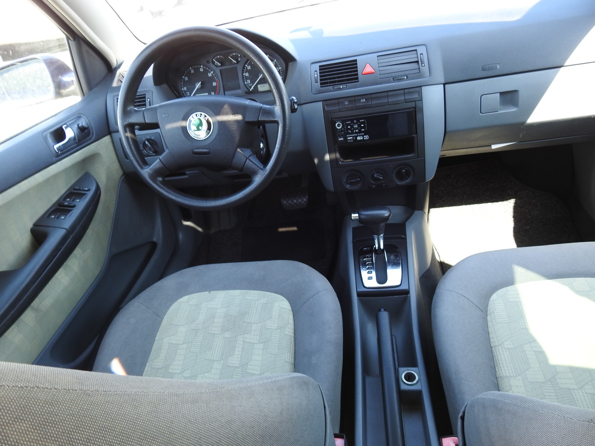 SKODA Fabia Hatchback 1.4 16V Comfort-image-18