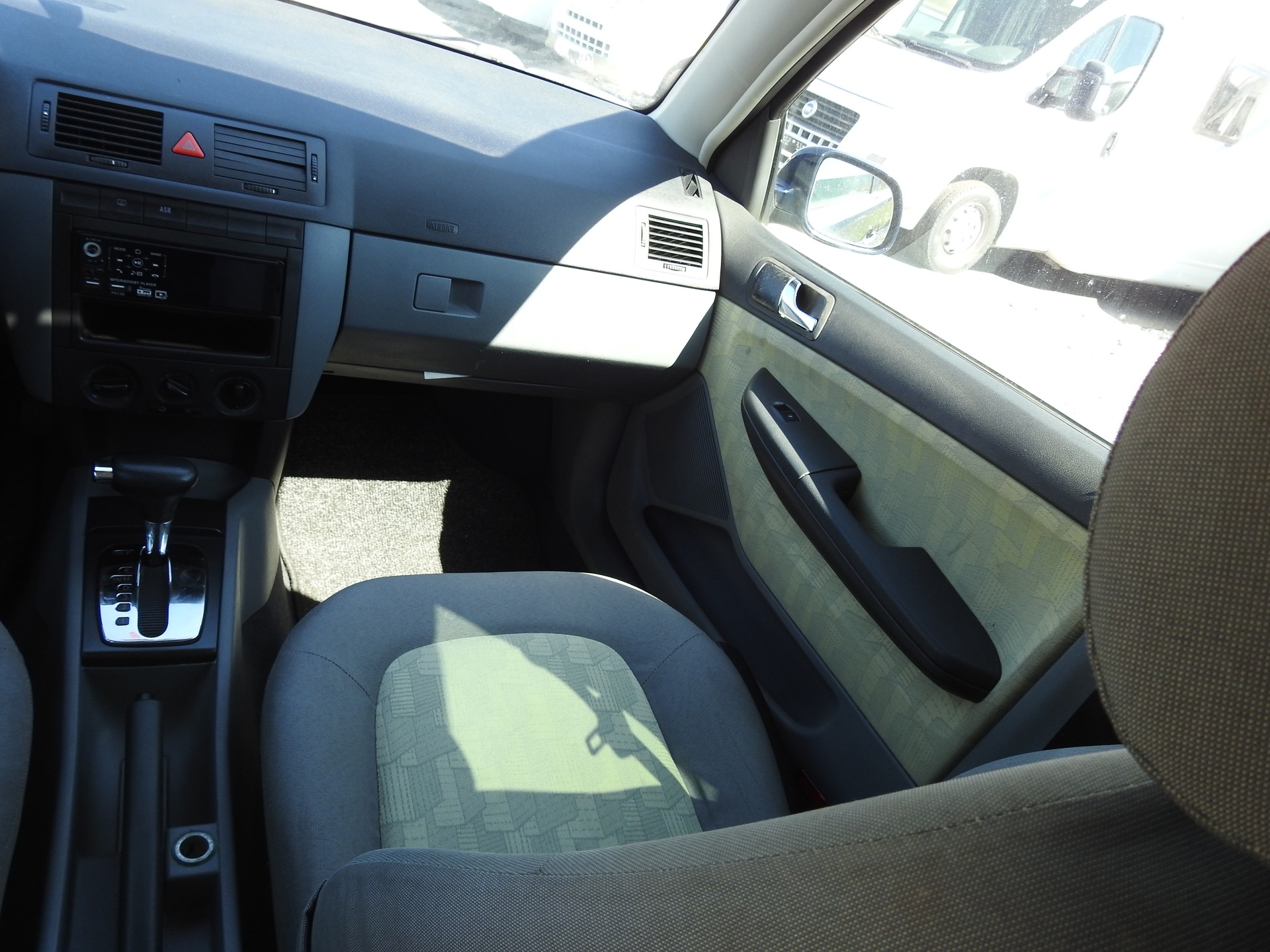SKODA Fabia Hatchback 1.4 16V Comfort-image-17