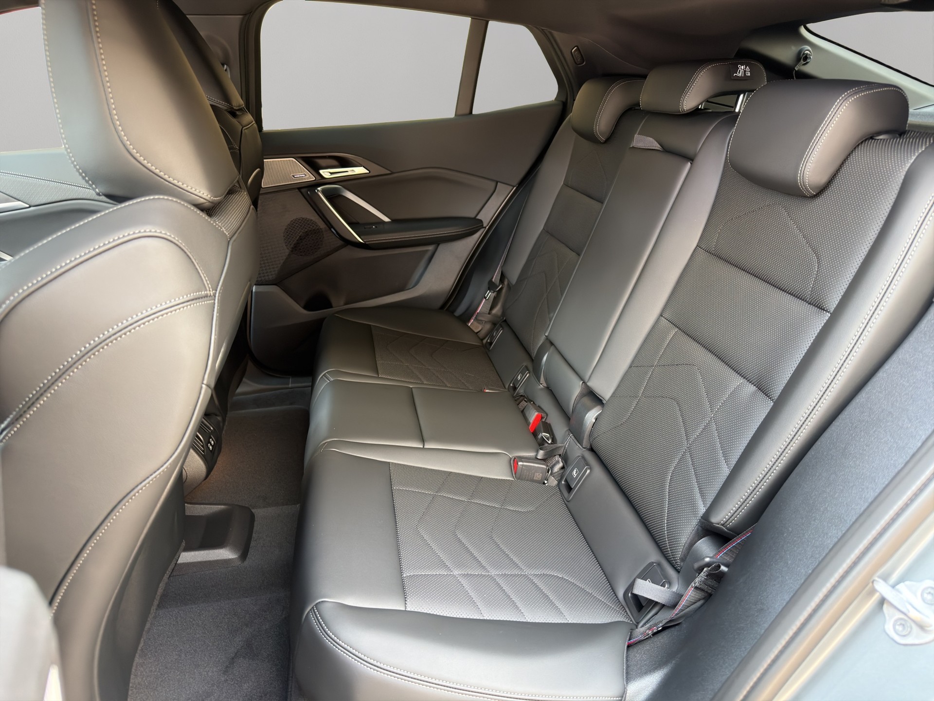 BMW iX2 xDrive 30 M Sport Pro-image-17