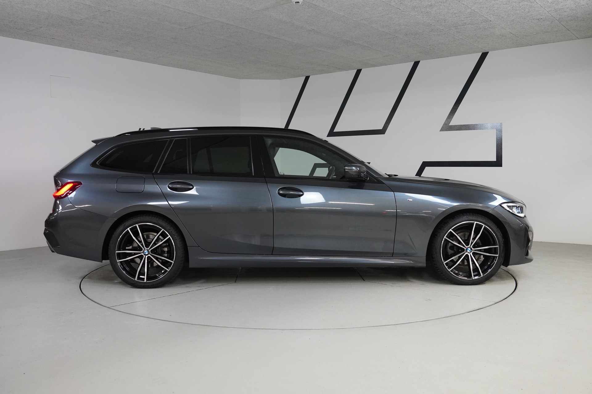 BMW 320d xDrive 48V Touring M Sport Steptronic-image-6
