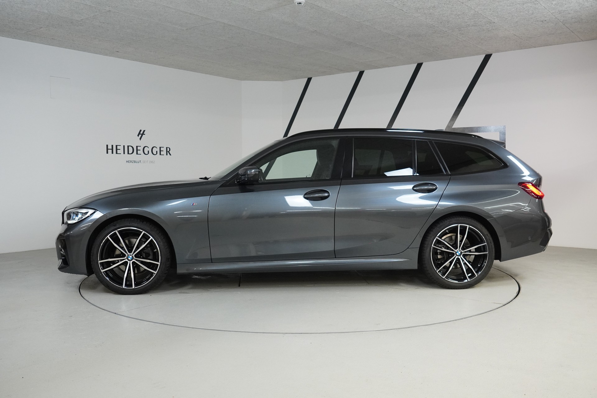 BMW 320d xDrive 48V Touring M Sport Steptronic-showroom-element-3