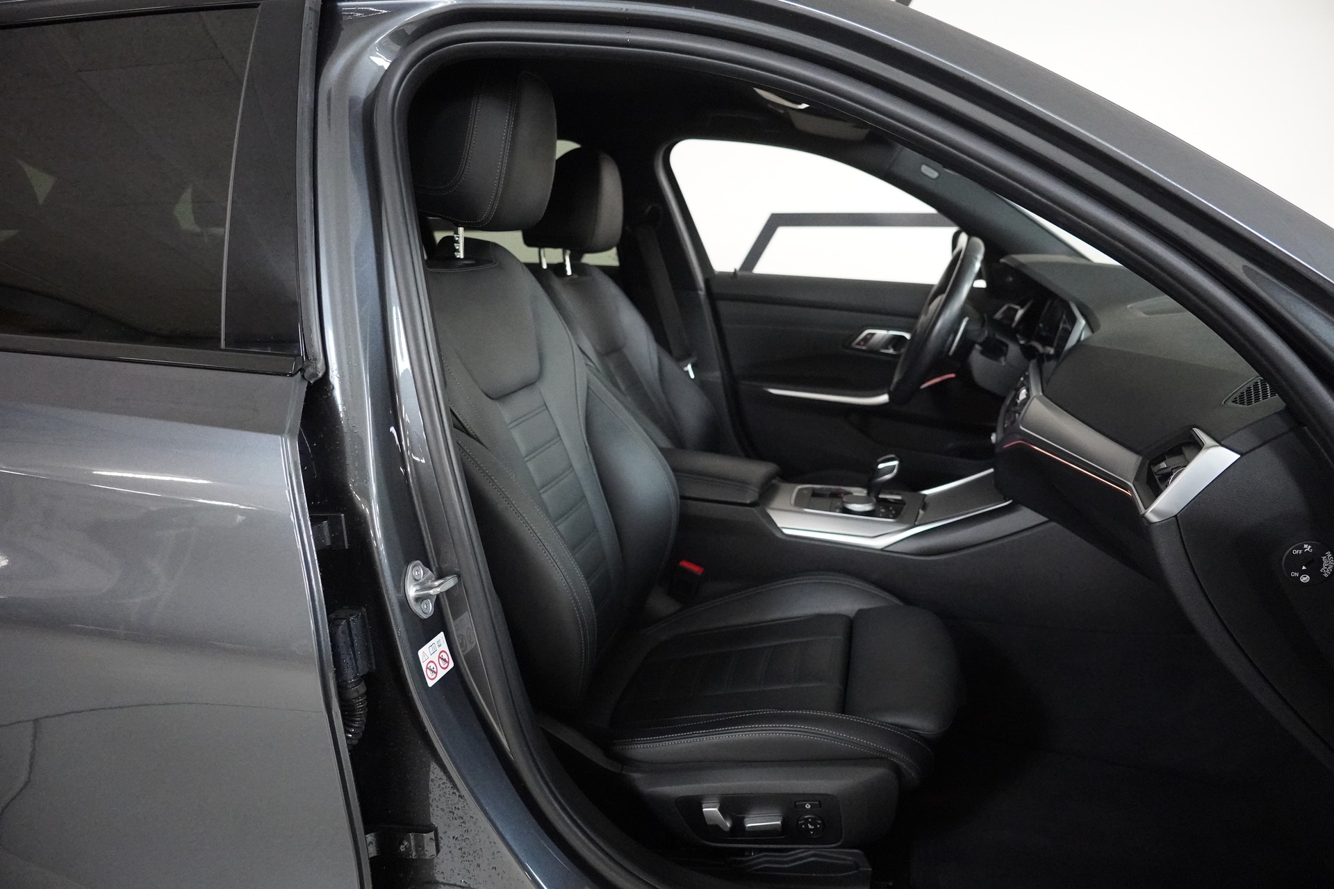 BMW 320d xDrive 48V Touring M Sport Steptronic-image-13