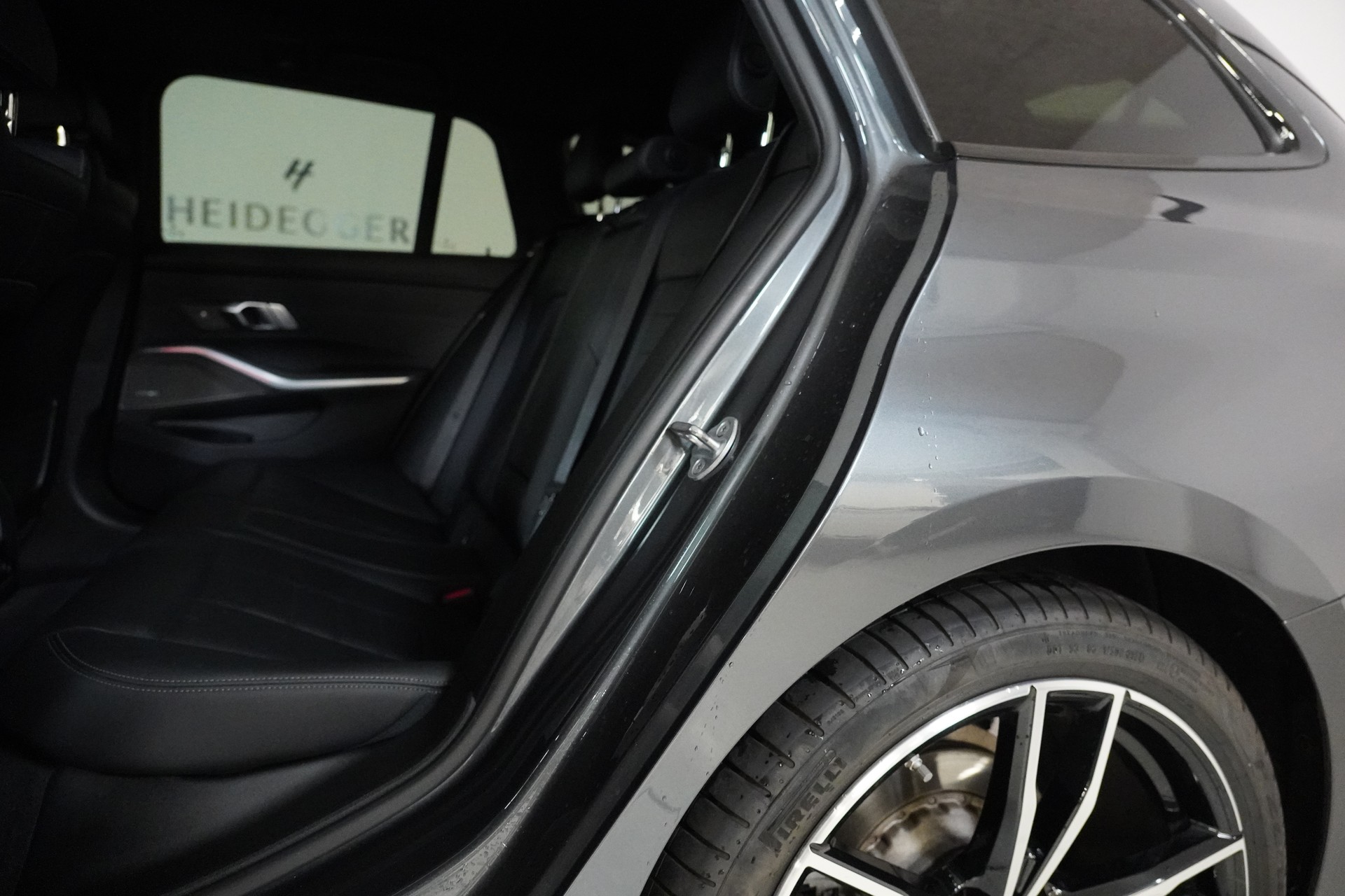 BMW 320d xDrive 48V Touring M Sport Steptronic-image-11