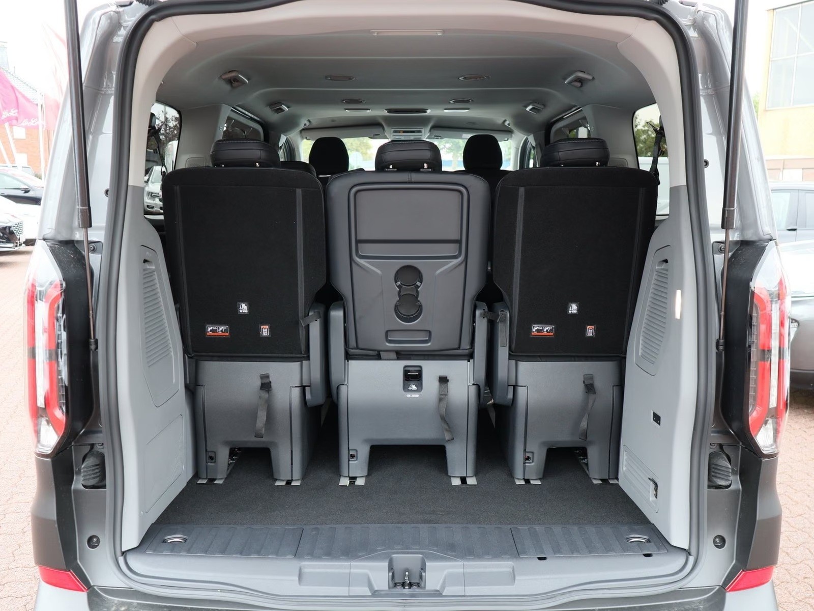 FORD Tourneo Bus 340 L1H1 PHEV Active 8 Sitzer-image-2