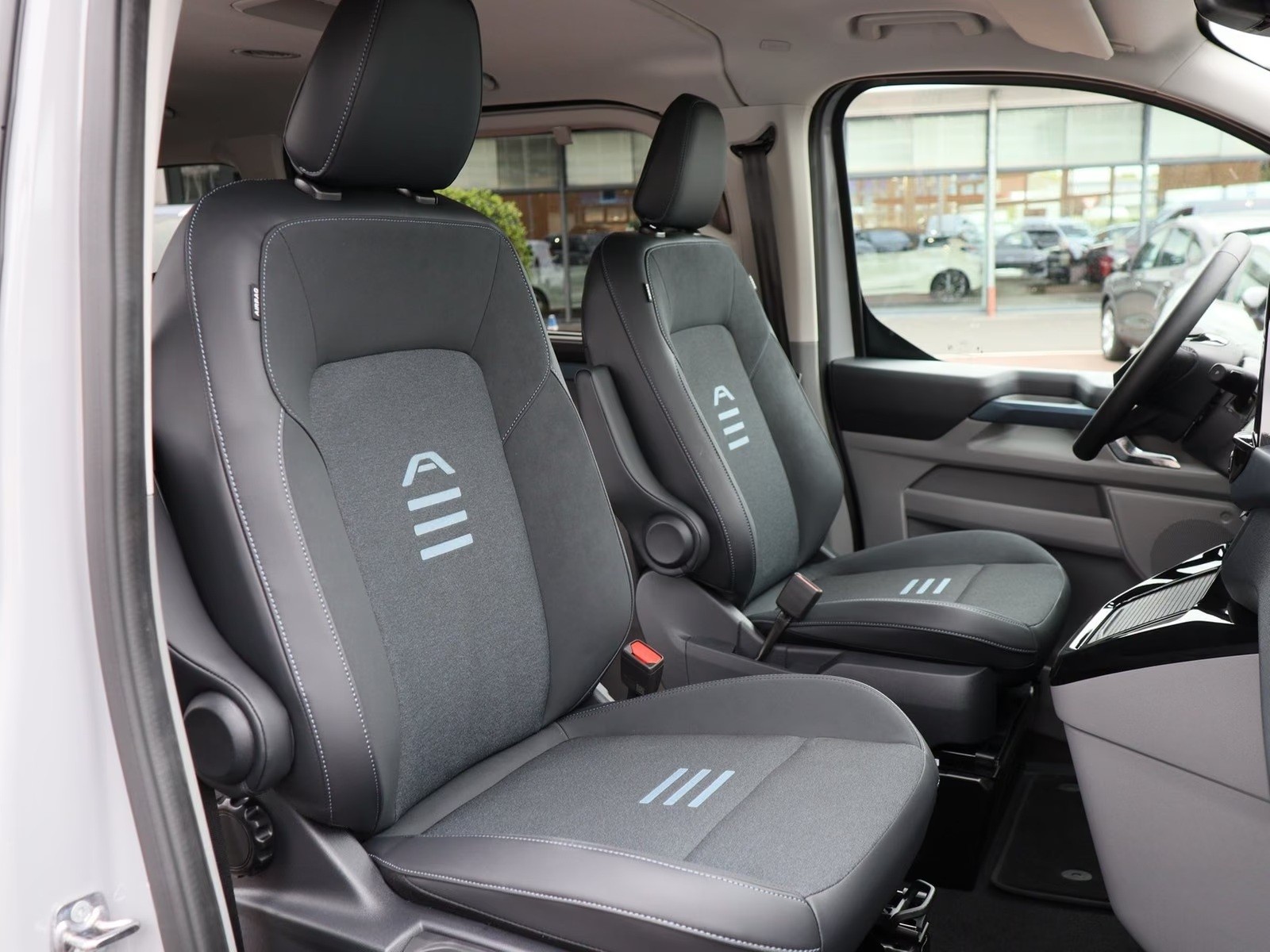 FORD Tourneo Bus 340 L1H1 PHEV Active 8 Sitzer-image-5