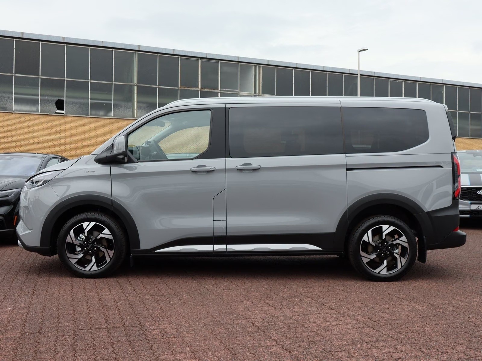 FORD Tourneo Bus 340 L1H1 PHEV Active 8 Sitzer-image-1