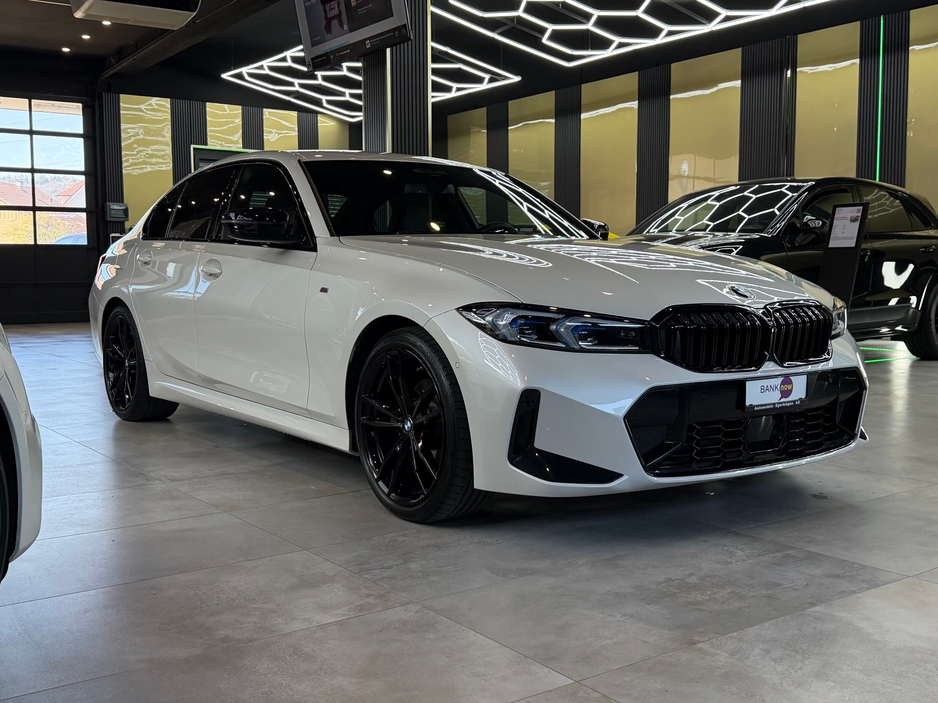 BMW 320d xDrive 48V Steptronic M Sport-showroom-element-2