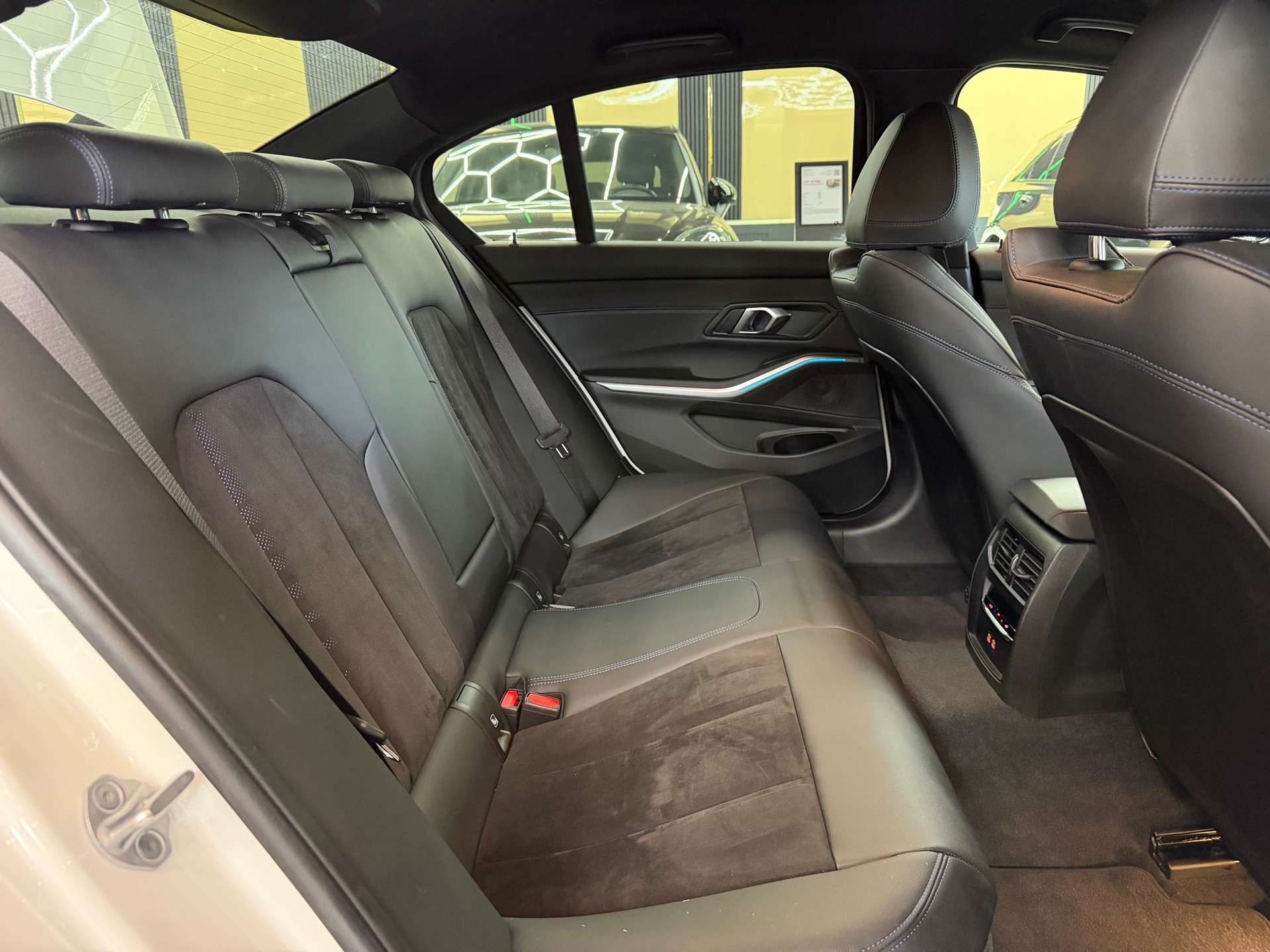 BMW 320d xDrive 48V Steptronic M Sport-image-12