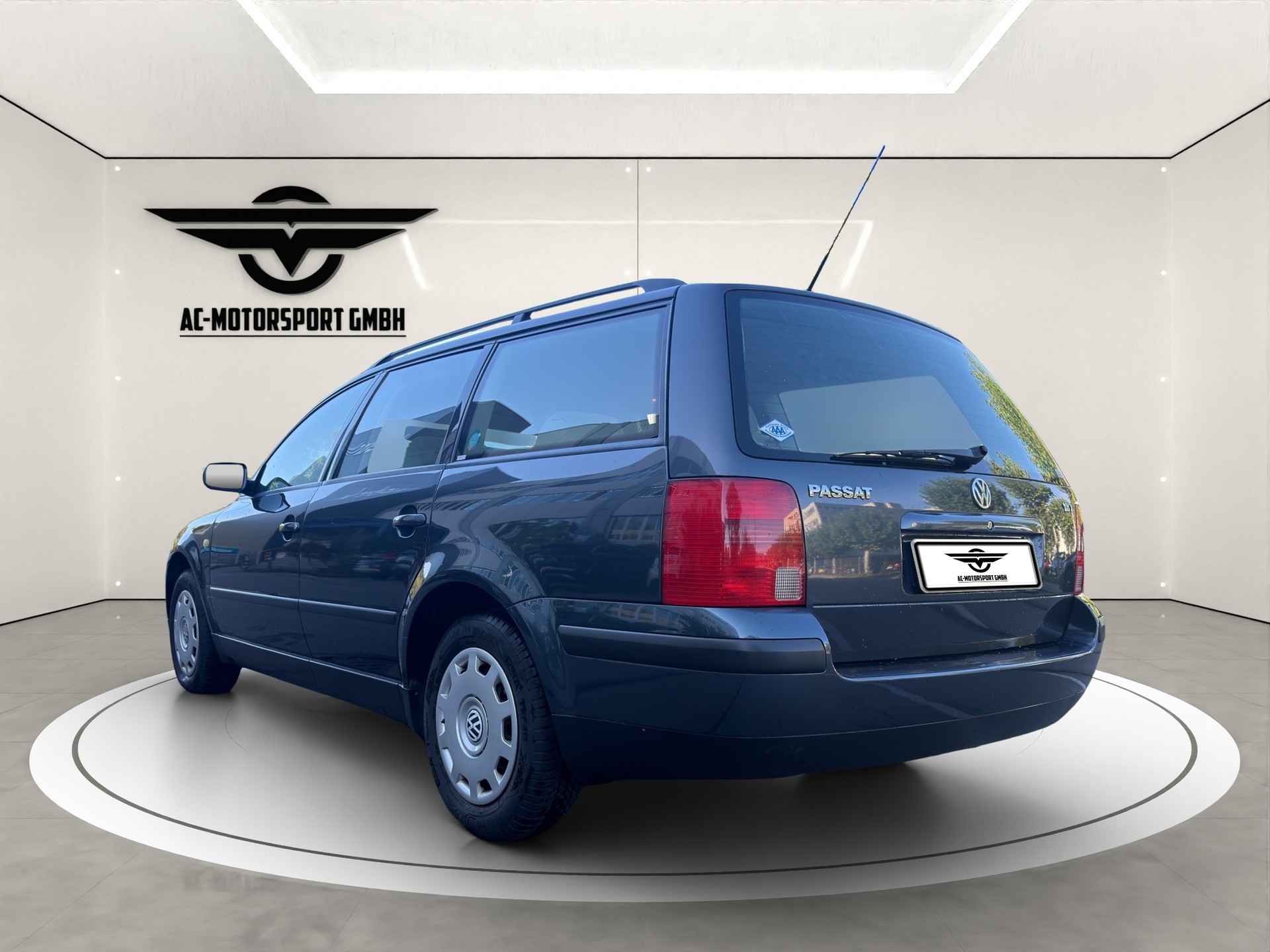 VW Passat Variant 1.8 T Highline-image-2