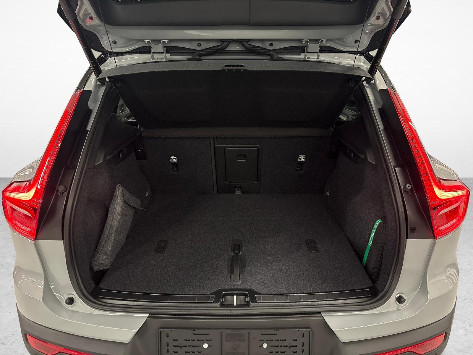 VOLVO EX40 Twin Black Edition AWD-image-11