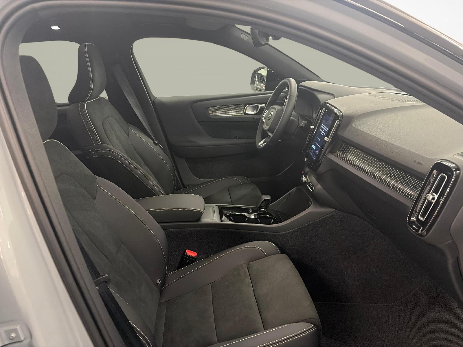 VOLVO EX40 Twin Black Edition AWD-image-8