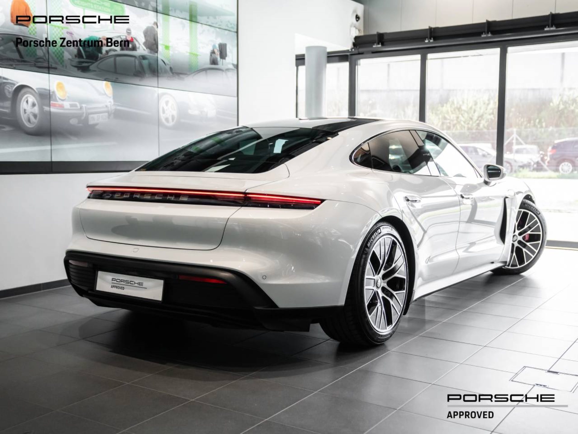 PORSCHE Taycan 4S-showroom-element-2