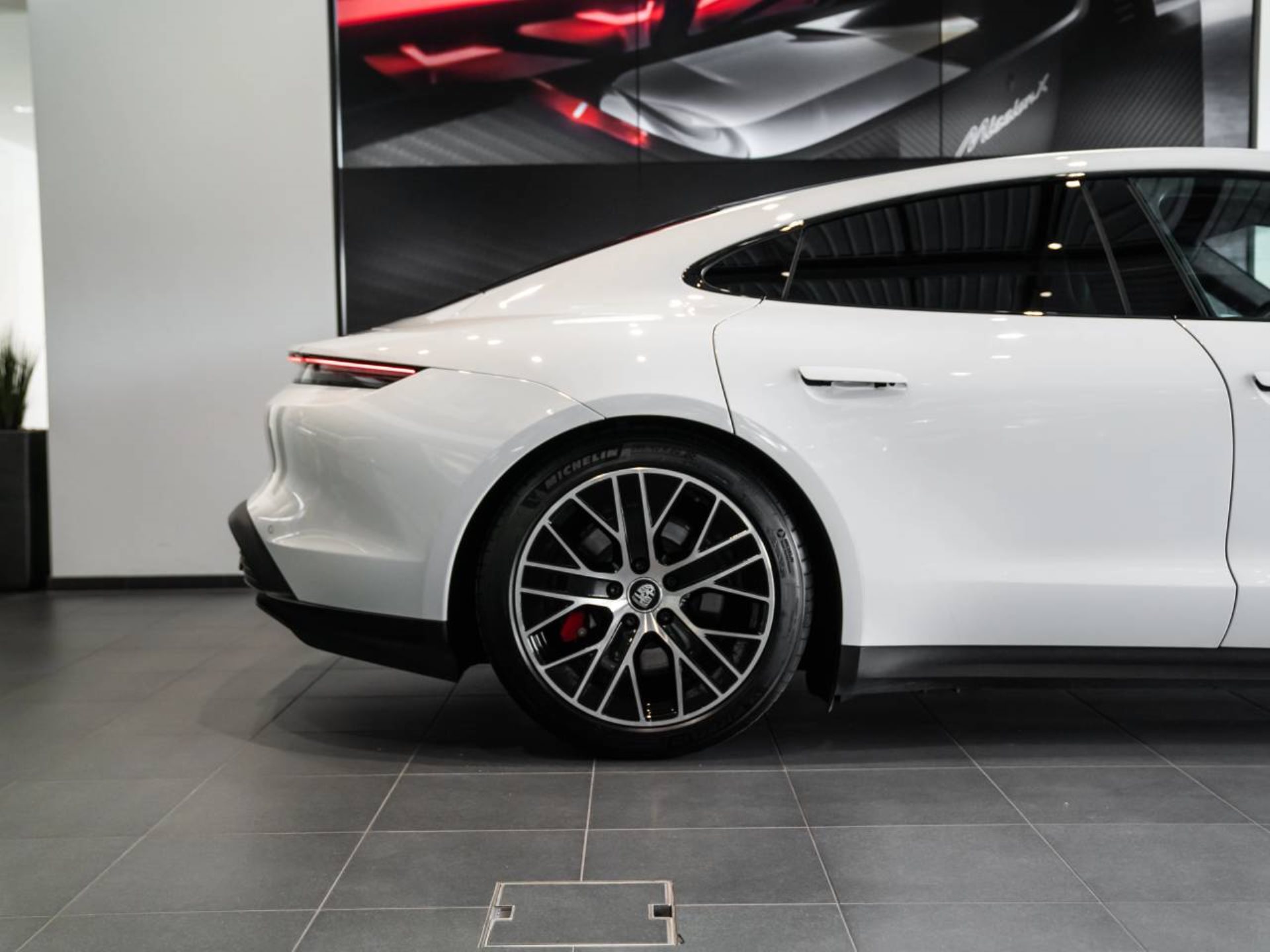 PORSCHE Taycan 4S-image-15