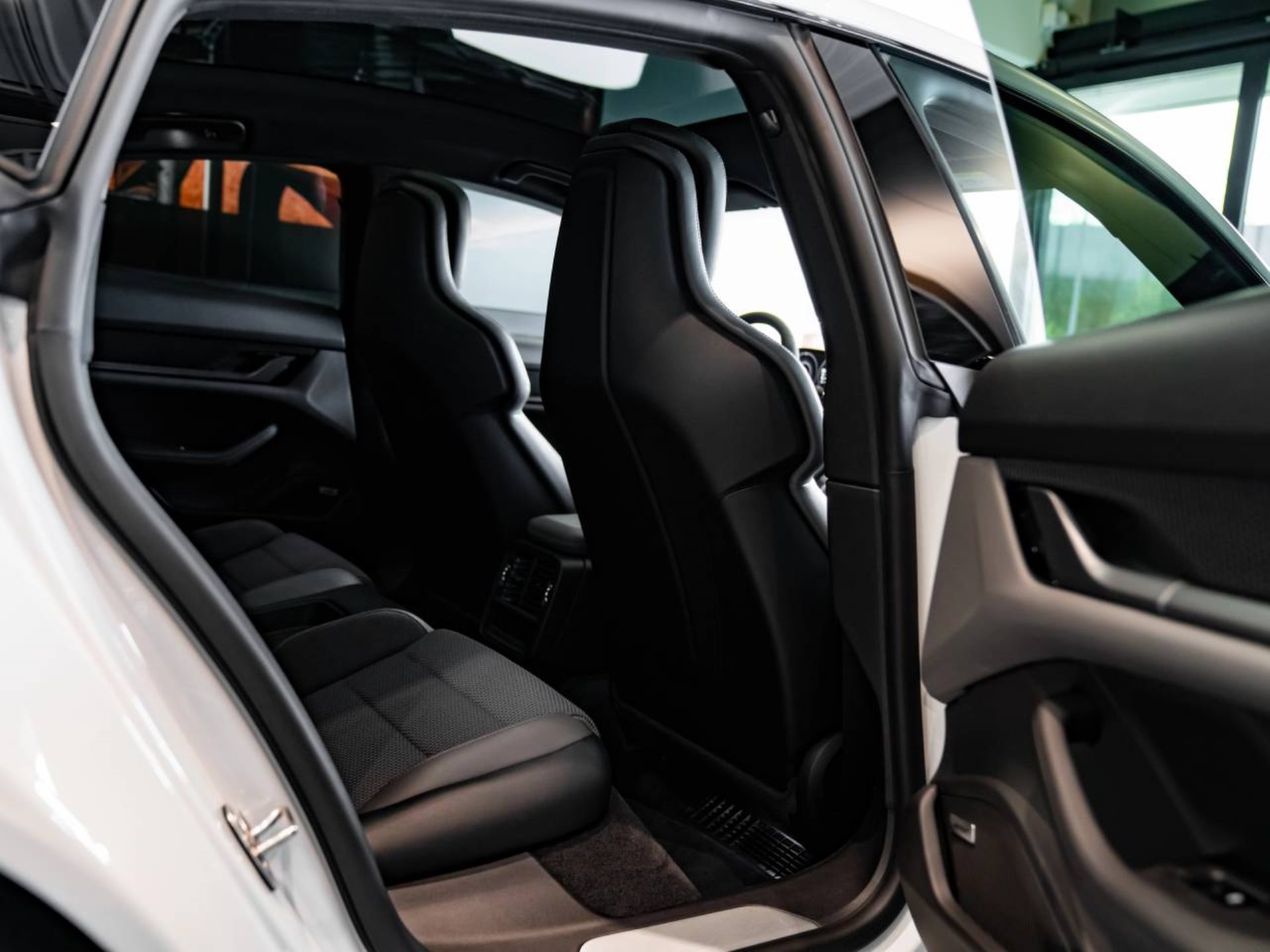 PORSCHE Taycan 4S-image-11