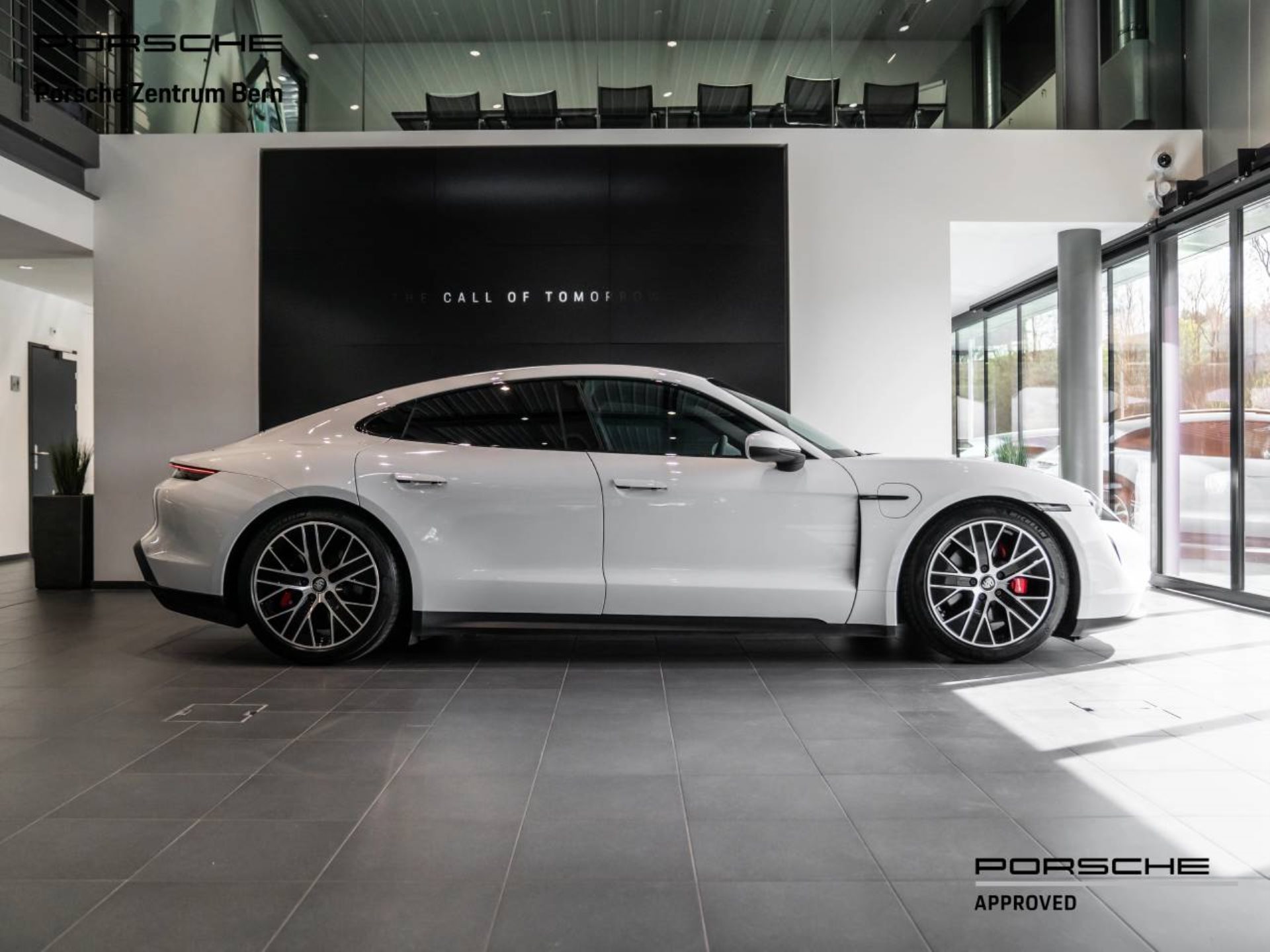 PORSCHE Taycan 4S-showroom-element-1