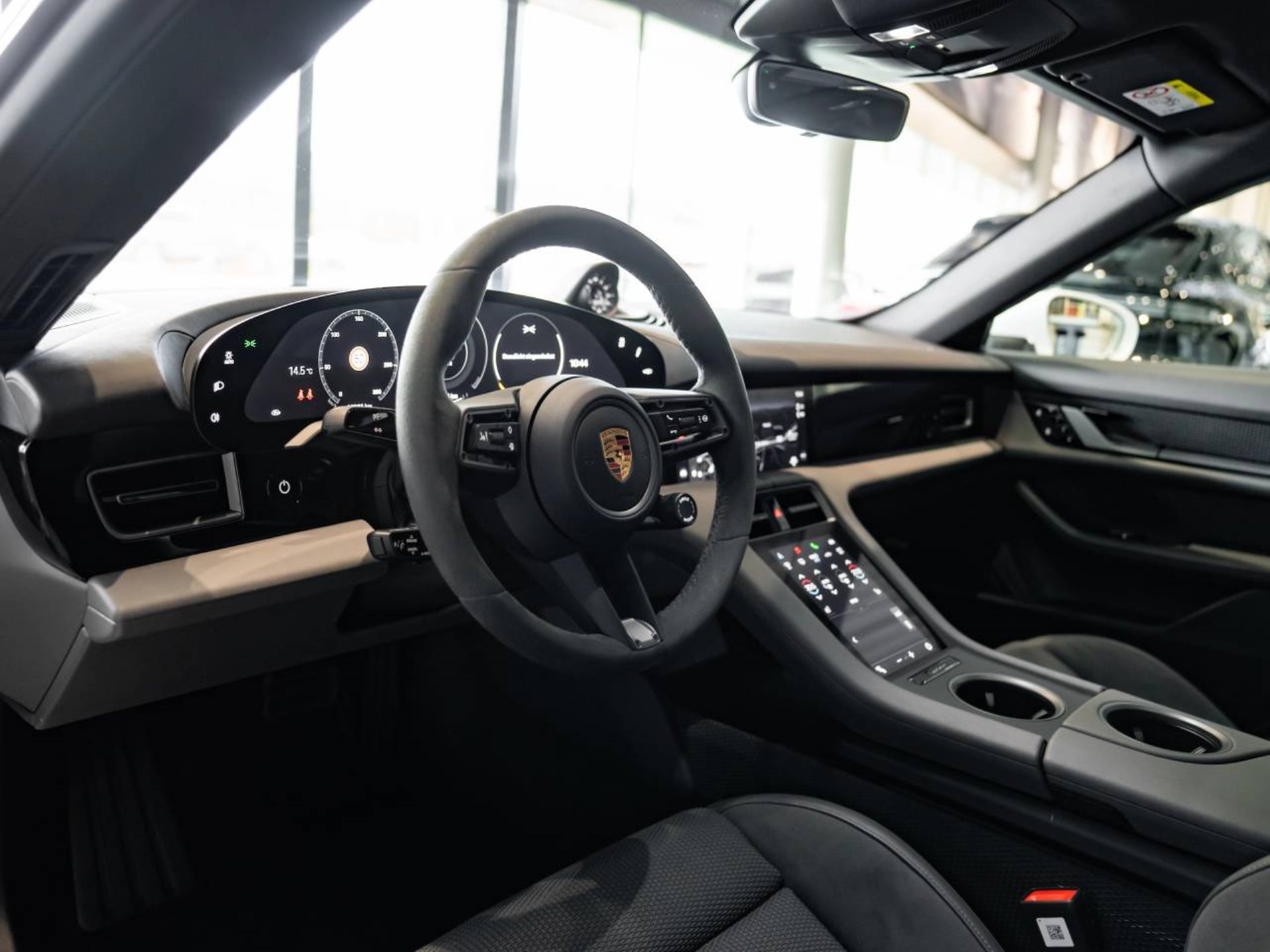 PORSCHE Taycan 4S-showroom-element-3