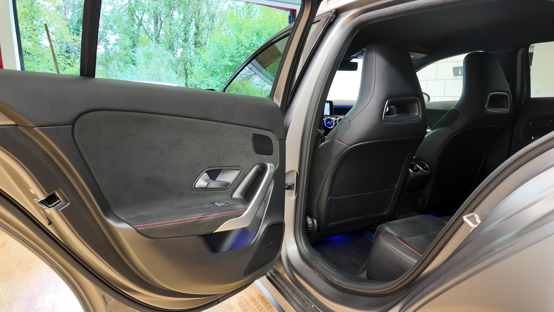 MERCEDES-BENZ A 250 AMG Line-image-16