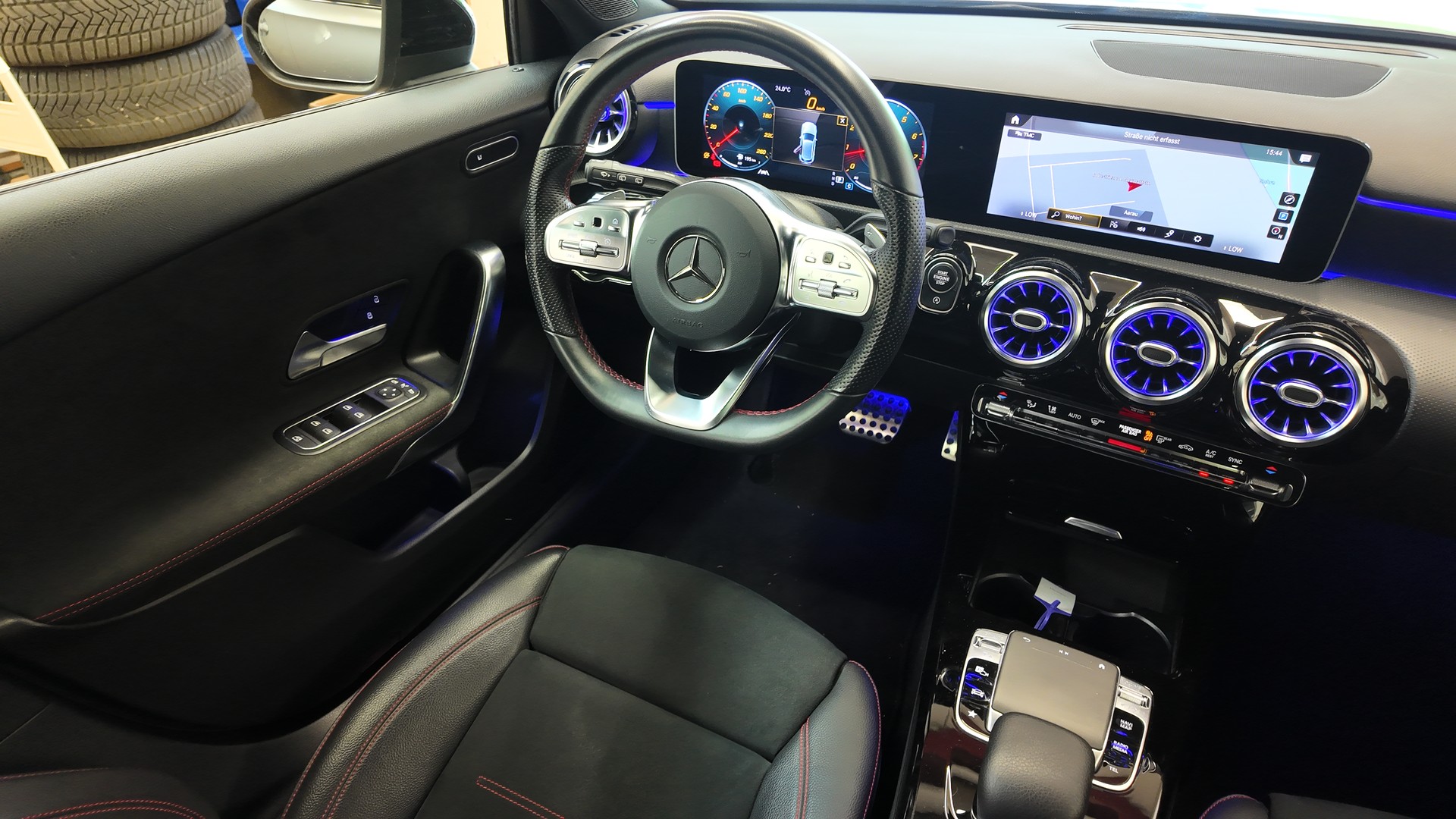 MERCEDES-BENZ A 250 AMG Line-image-9
