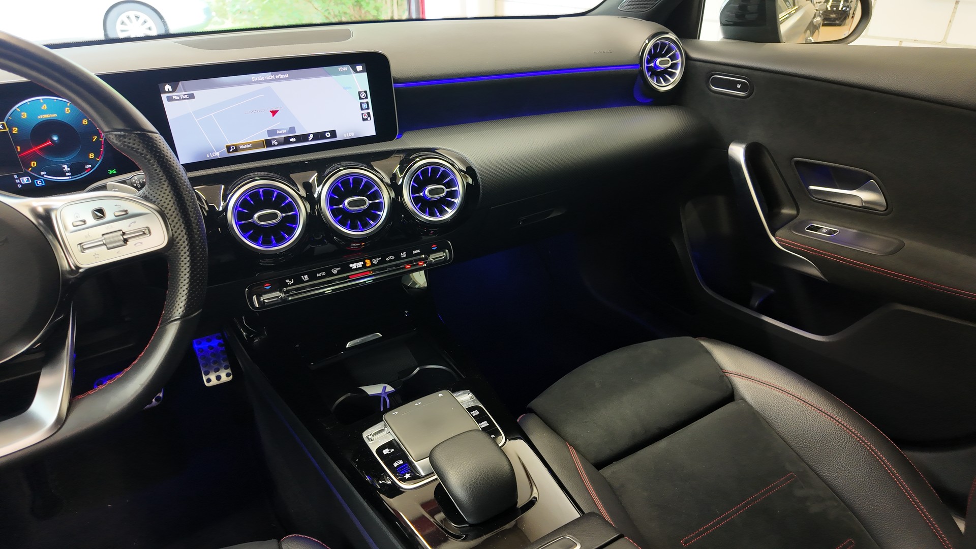 MERCEDES-BENZ A 250 AMG Line-image-10