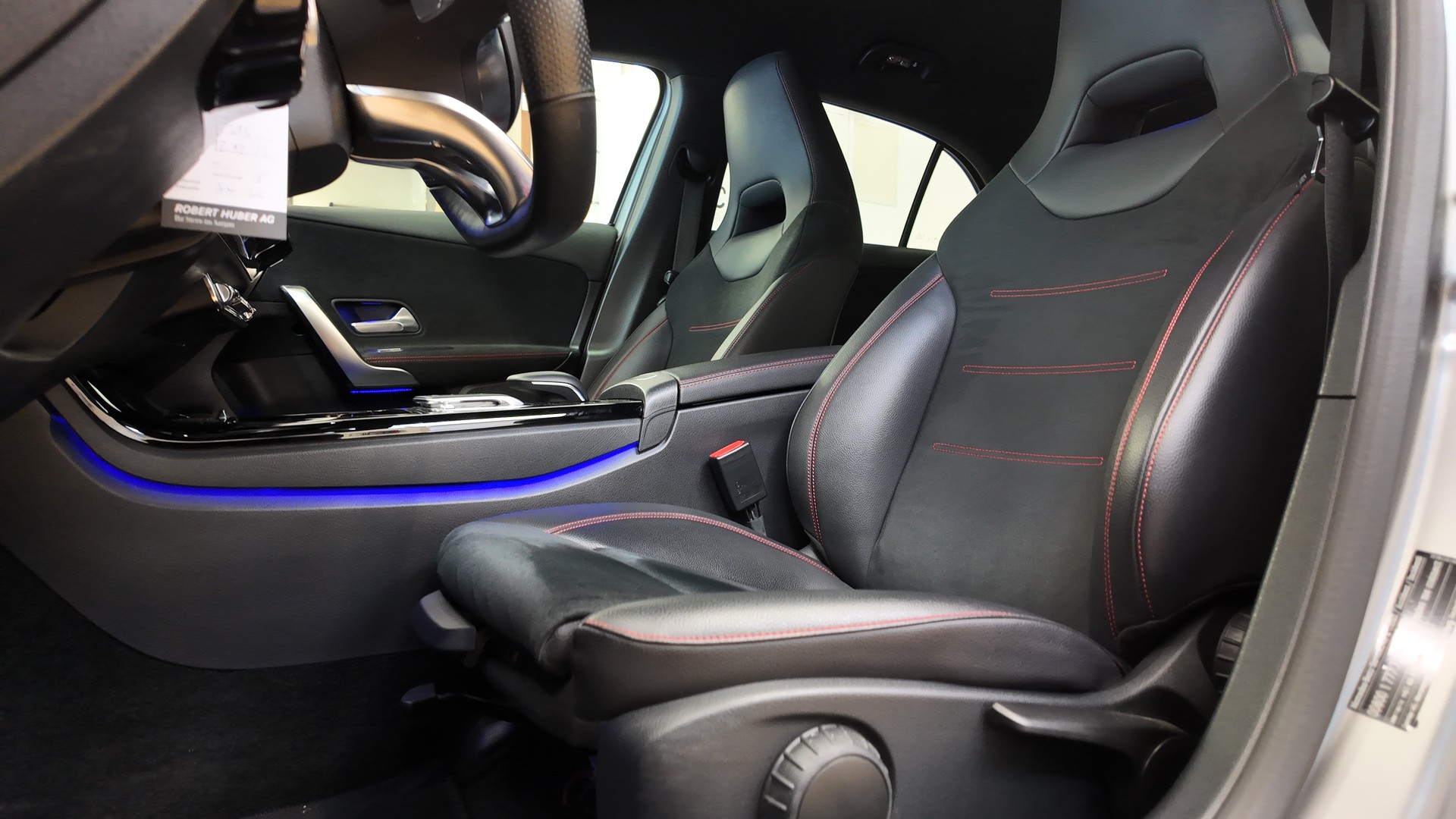 MERCEDES-BENZ A 250 AMG Line-image-13