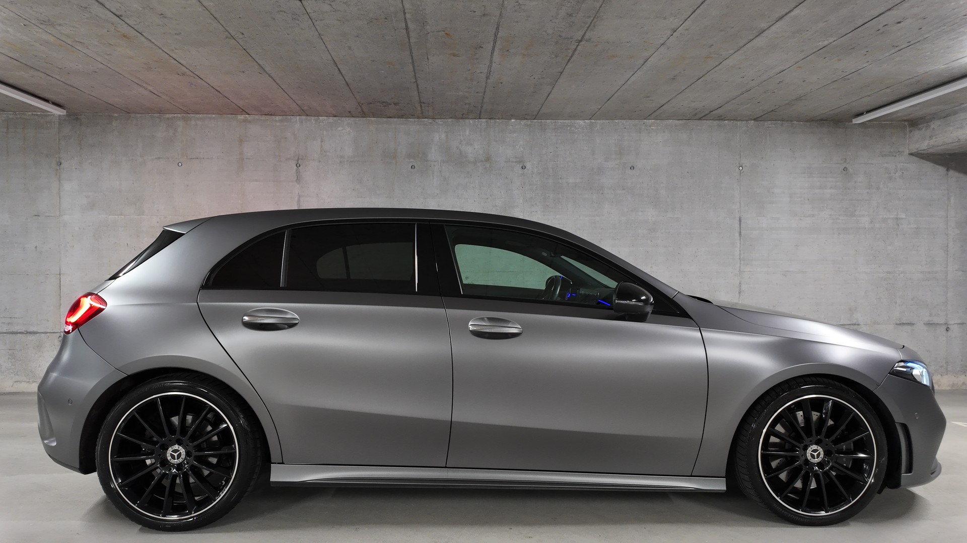 MERCEDES-BENZ A 250 AMG Line-image-3