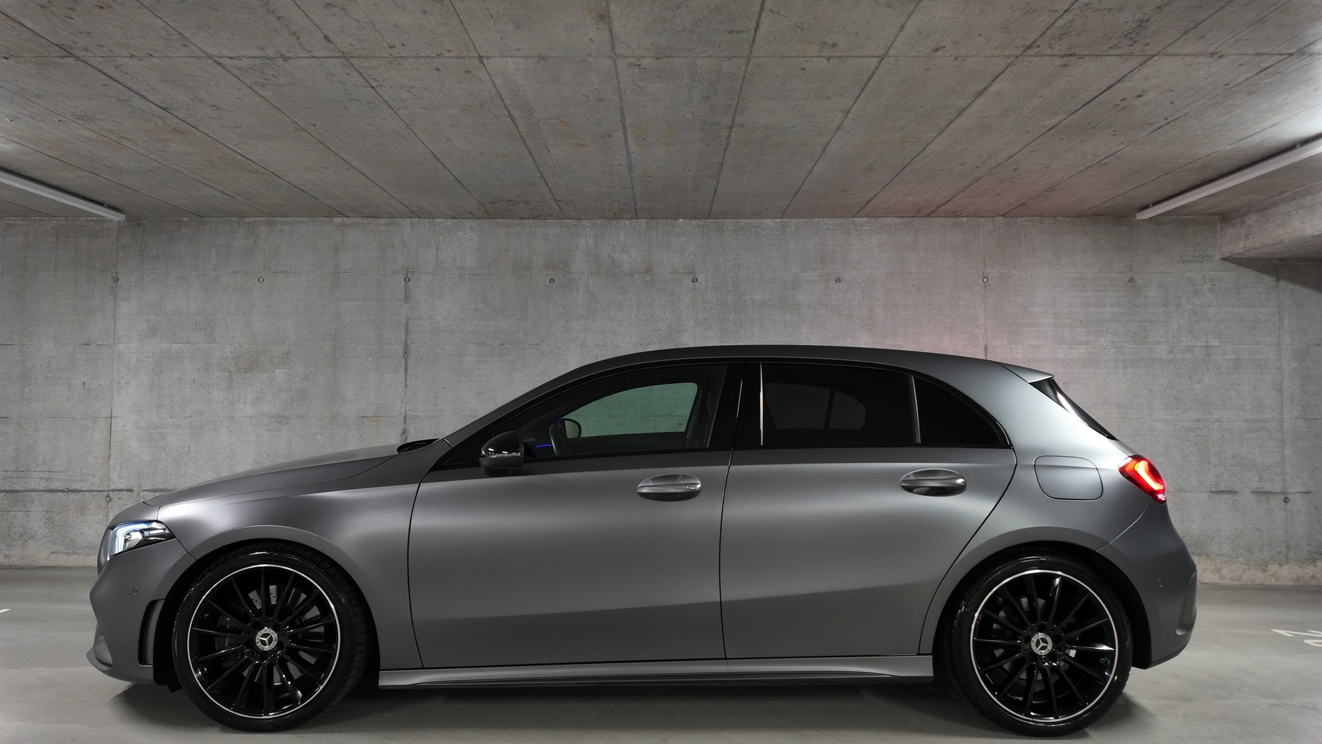 MERCEDES-BENZ A 250 AMG Line-image-2